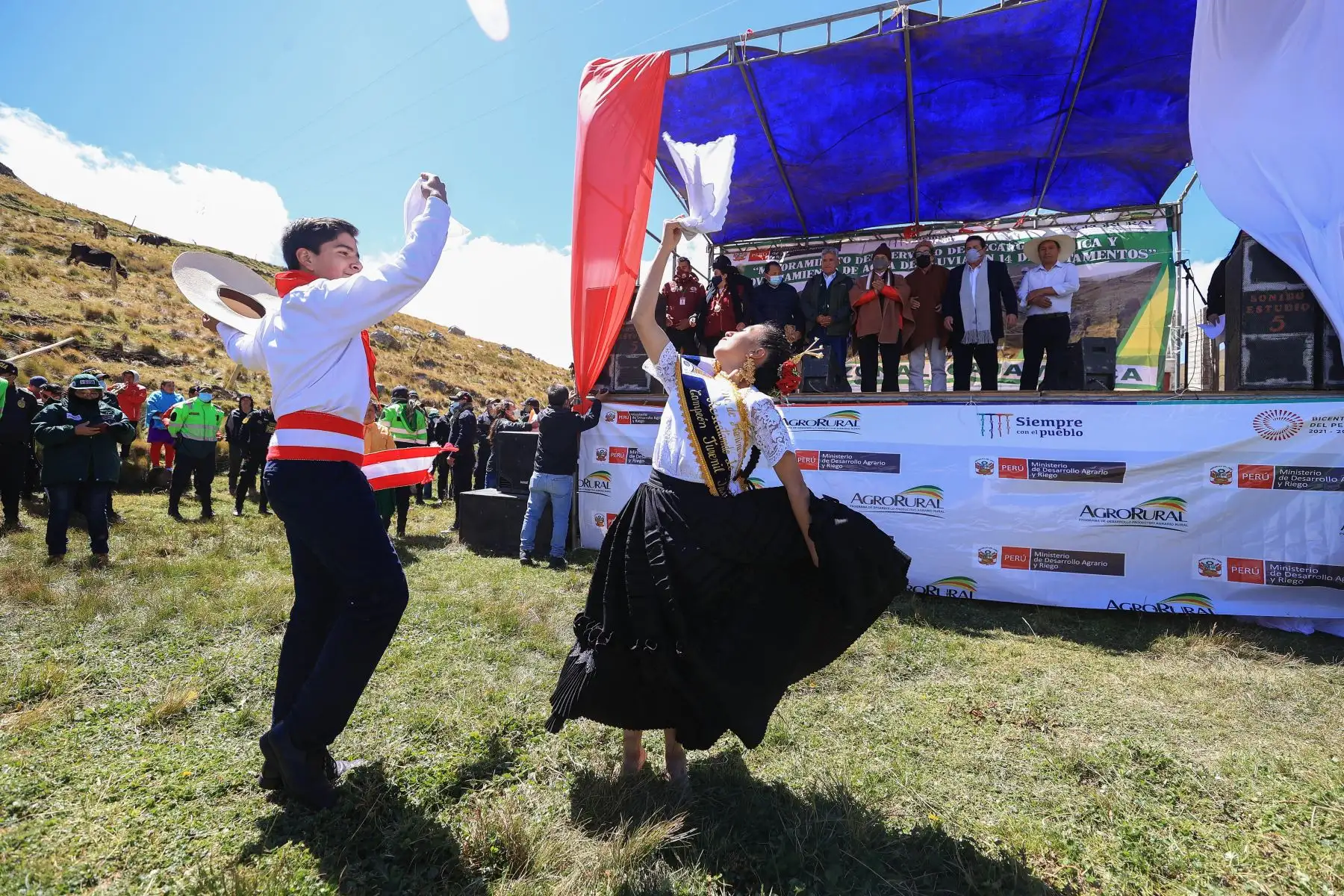 El presidente Pedro Castillo, coloca la primera piedra del proyecto de mejoramiento del servicio de recarga hídrica y aprovechamiento de agua de lluvia en el distrito de San Silvestre, provincia de San Miguel en Cajamarca. 
Foto: ANDINA/ Prensa Presidencia
