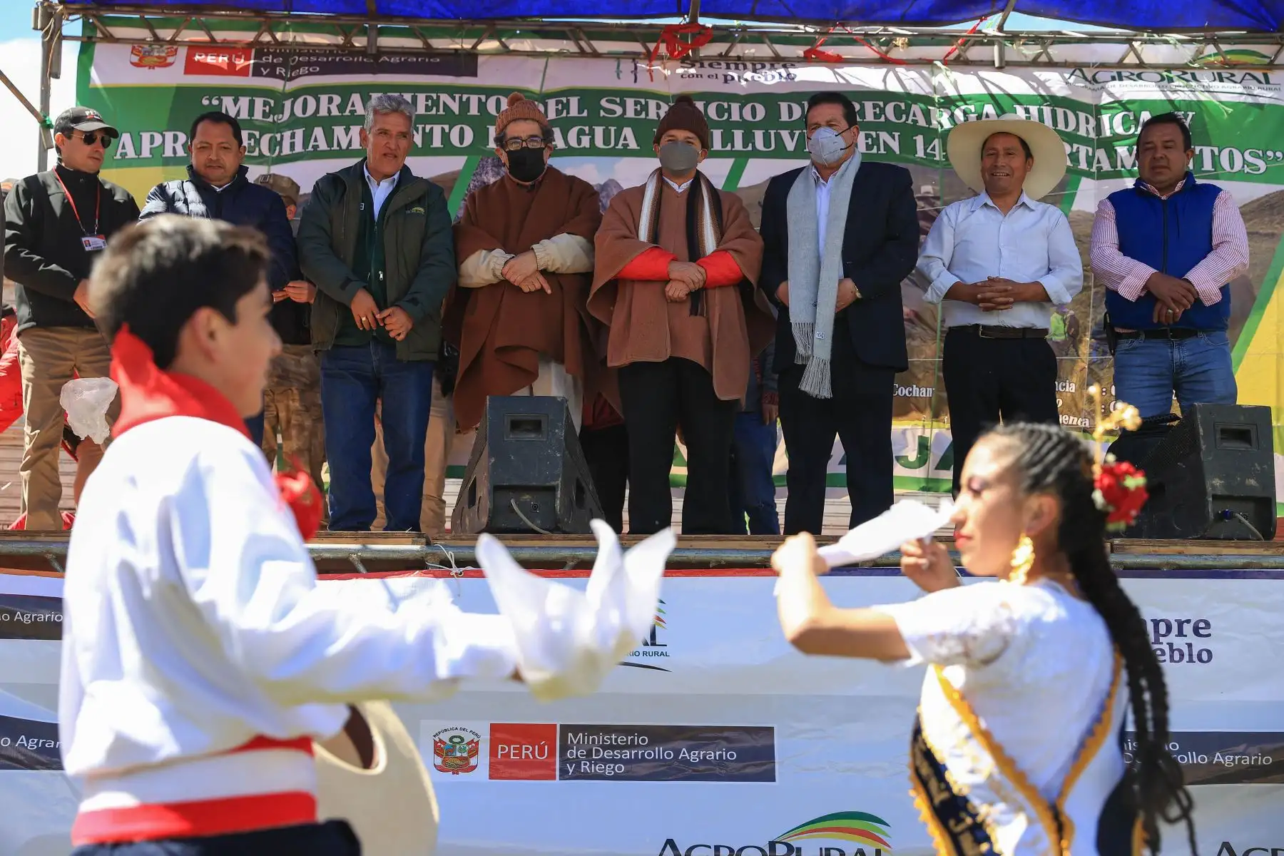 El presidente Pedro Castillo, coloca la primera piedra del proyecto de mejoramiento del servicio de recarga hídrica y aprovechamiento de agua de lluvia en el distrito de San Silvestre, provincia de San Miguel en Cajamarca. 
Foto: ANDINA/ Prensa Presidencia