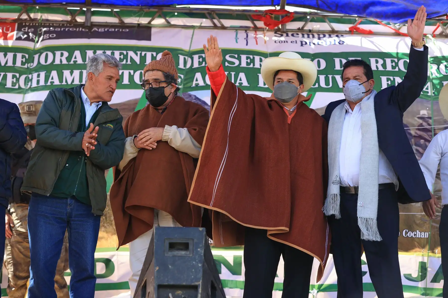 El presidente Pedro Castillo, coloca la primera piedra del proyecto de mejoramiento del servicio de recarga hídrica y aprovechamiento de agua de lluvia en el distrito de San Silvestre, provincia de San Miguel en Cajamarca. 
Foto: ANDINA/ Prensa Presidencia
