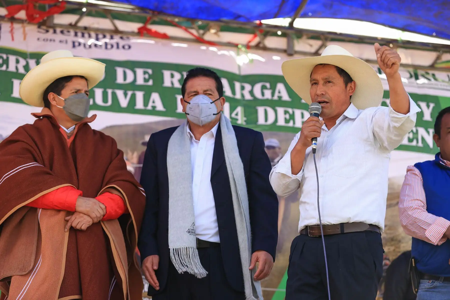 El presidente Pedro Castillo, coloca la primera piedra del proyecto de mejoramiento del servicio de recarga hídrica y aprovechamiento de agua de lluvia en el distrito de San Silvestre, provincia de San Miguel en Cajamarca. 
Foto: ANDINA/ Prensa Presidencia