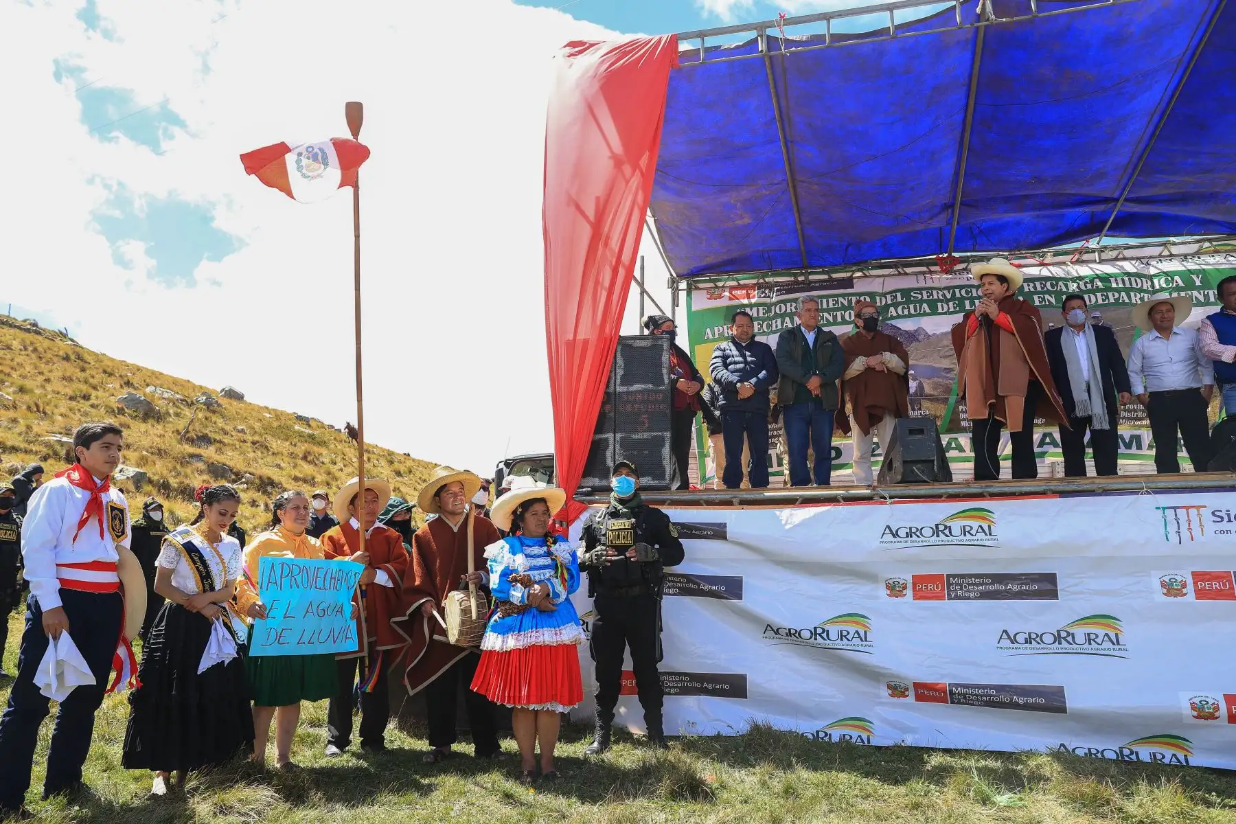 El presidente Pedro Castillo, coloca la primera piedra del proyecto de mejoramiento del servicio de recarga hídrica y aprovechamiento de agua de lluvia en el distrito de San Silvestre, provincia de San Miguel en Cajamarca. 
Foto: ANDINA/ Prensa Presidencia