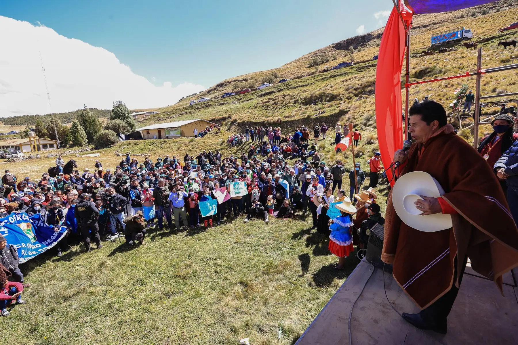 El presidente Pedro Castillo, coloca la primera piedra del proyecto de mejoramiento del servicio de recarga hídrica y aprovechamiento de agua de lluvia en el distrito de San Silvestre, provincia de San Miguel en Cajamarca. 
Foto: ANDINA/ Prensa Presidencia