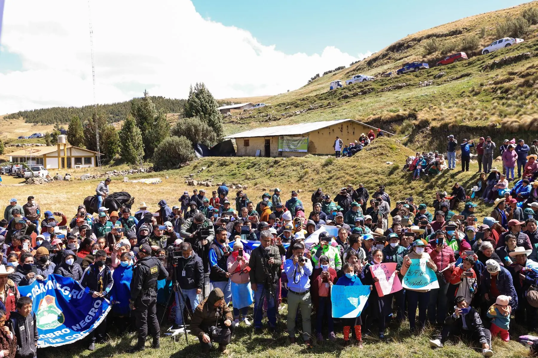 El presidente Pedro Castillo, coloca la primera piedra del proyecto de mejoramiento del servicio de recarga hídrica y aprovechamiento de agua de lluvia en el distrito de San Silvestre, provincia de San Miguel en Cajamarca. 
Foto: ANDINA/ Prensa Presidencia