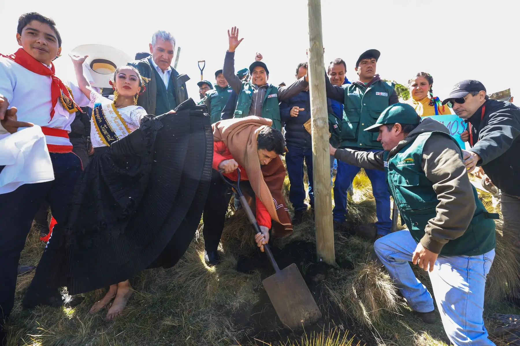 El presidente Pedro Castillo, coloca la primera piedra del proyecto de mejoramiento del servicio de recarga hídrica y aprovechamiento de agua de lluvia en el distrito de San Silvestre, provincia de San Miguel en Cajamarca. 
Foto: ANDINA/ Prensa Presidencia