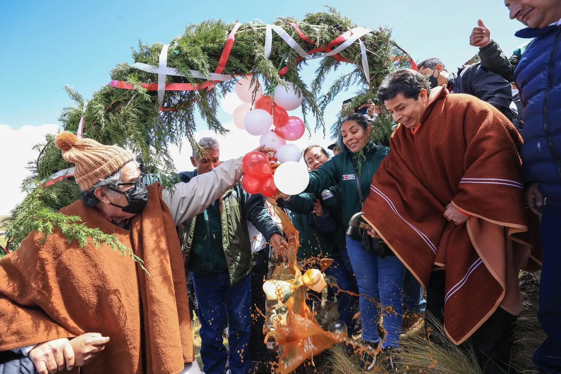El presidente Pedro Castillo, coloca la primera piedra del proyecto de mejoramiento del servicio de recarga hídrica y aprovechamiento de agua de lluvia en el distrito de San Silvestre, provincia de San Miguel en Cajamarca. 
Foto: ANDINA/ Prensa Presidencia