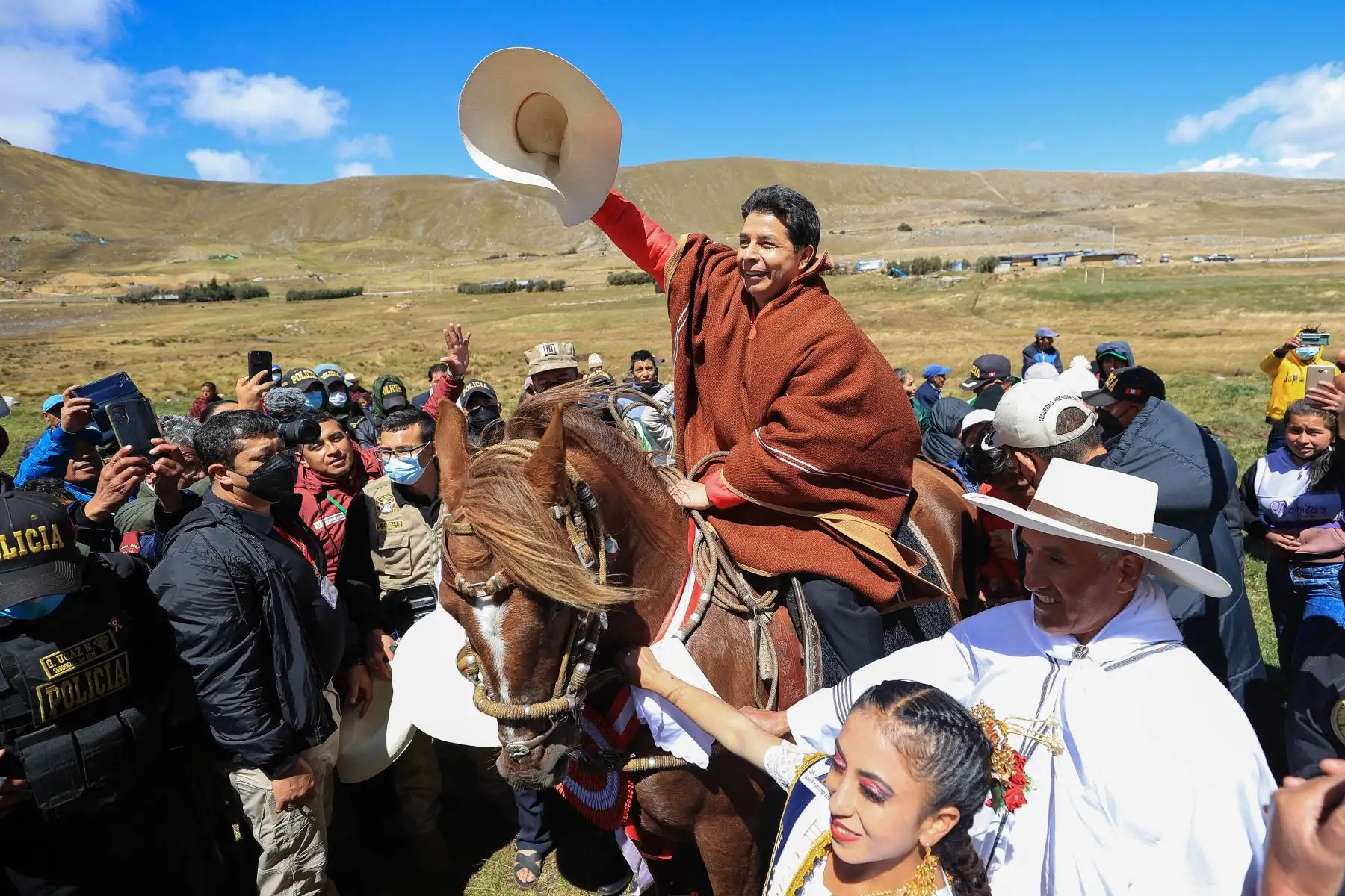 El presidente Pedro Castillo, coloca la primera piedra del proyecto de mejoramiento del servicio de recarga hídrica y aprovechamiento de agua de lluvia en el distrito de San Silvestre, provincia de San Miguel en Cajamarca. 
Foto: ANDINA/ Prensa Presidencia