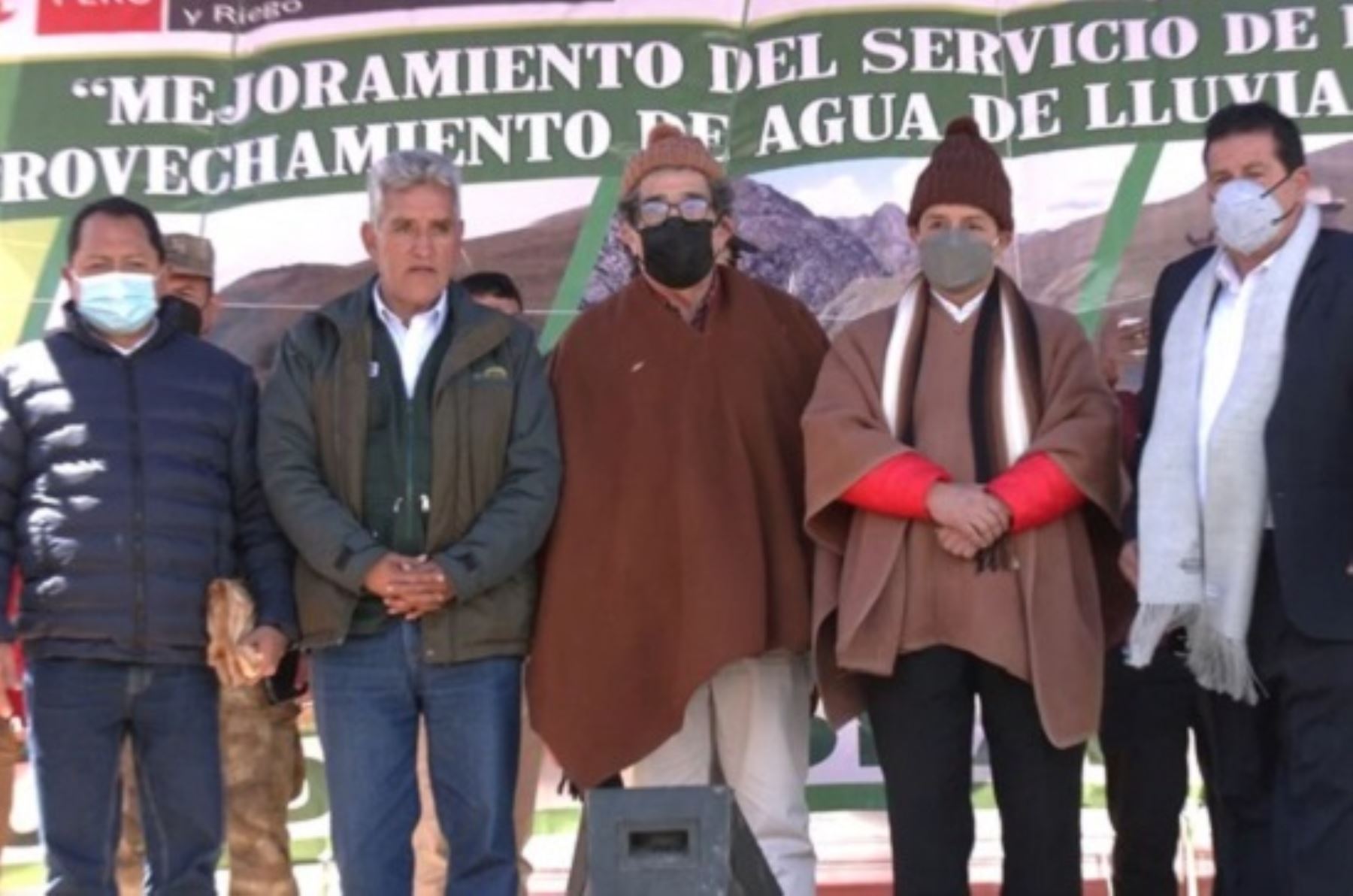 Presidente Pedro Castillo y titular del Midagri, Andrés Alencastre, lanzaron hoy en Cajamarca, el proyecto de mejoramiento de los servicios de recarga hídrica. Foto: Cortesía.