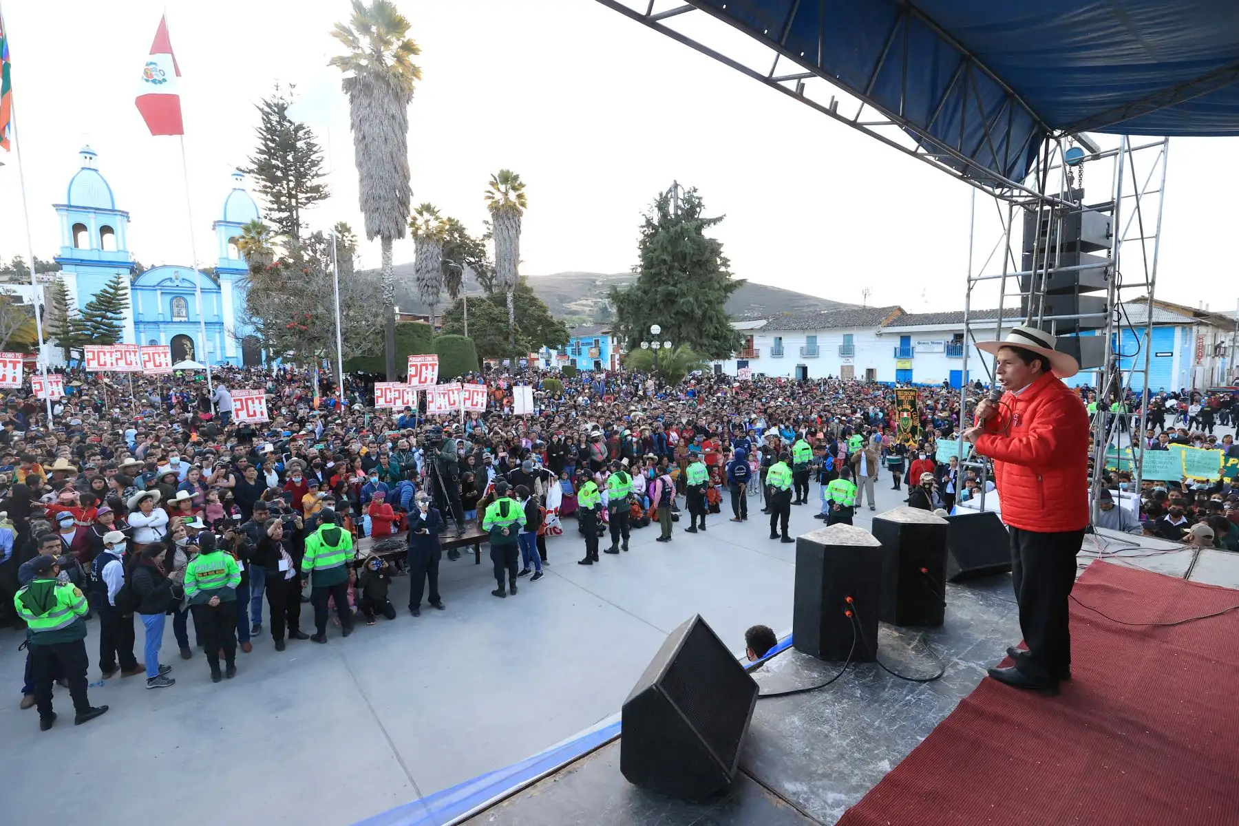 Luego de finalizado el Consejo de Ministros Descentralizado el presidente Pedro Castillo, sostuvo un encuentro con los pobladores en la plaza de armas de Celendín, Cajamarca.
Foto: ANDINA/Presidencia Perú