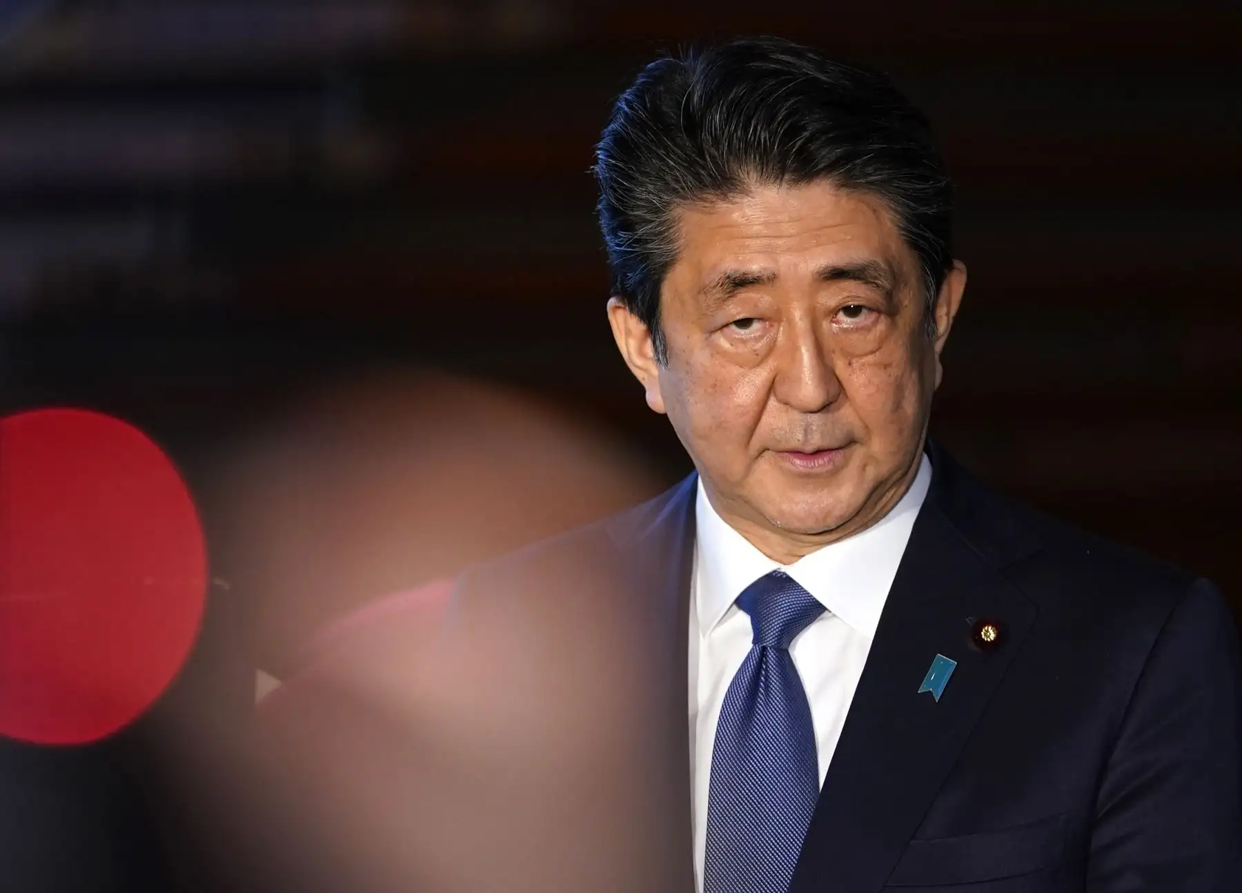 El primer ministro japonés, Shinzo Abe, habla con los periodistas antes de asistir a una reunión de la sede de medidas contra la enfermedad del coronavirus en la residencia oficial del primer ministro en Tokio, Japón, el 6 de abril de 2020.
Foto: EFE