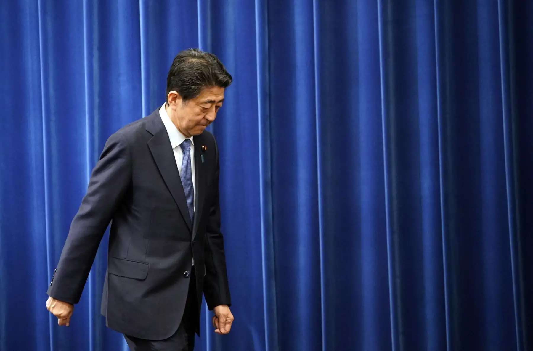 El primer ministro japonés, Shinzo Abe, camina después de dar una conferencia de prensa en la residencia oficial del primer ministro en Tokio, Japón, el 28 de agosto de 2020.
Foto: EFE