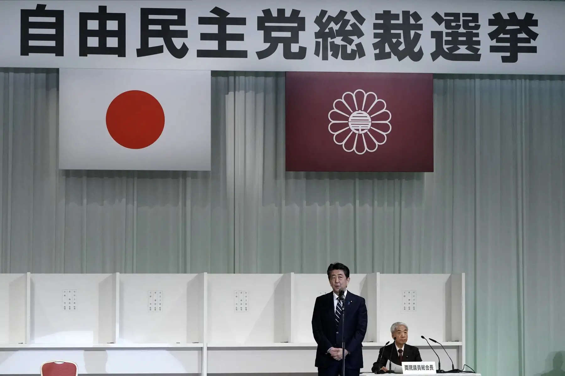 El primer ministro saliente de Japón, Shinzo Abe, habla durante las elecciones de liderazgo del Partido Liberal Democrático (PLD) en Tokio el 14 de septiembre de 2020. 
Foto: AFP