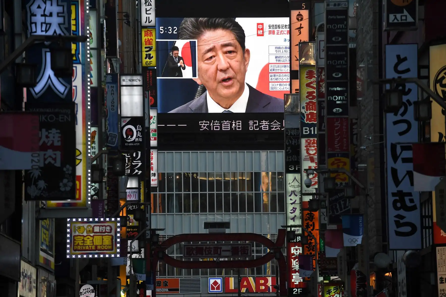 El primer ministro japonés, Shinzo Abe, se ve en una pantalla grande durante una conferencia de prensa en vivo en Tokio el 28 de agosto de 2020. 
Foto: AFP