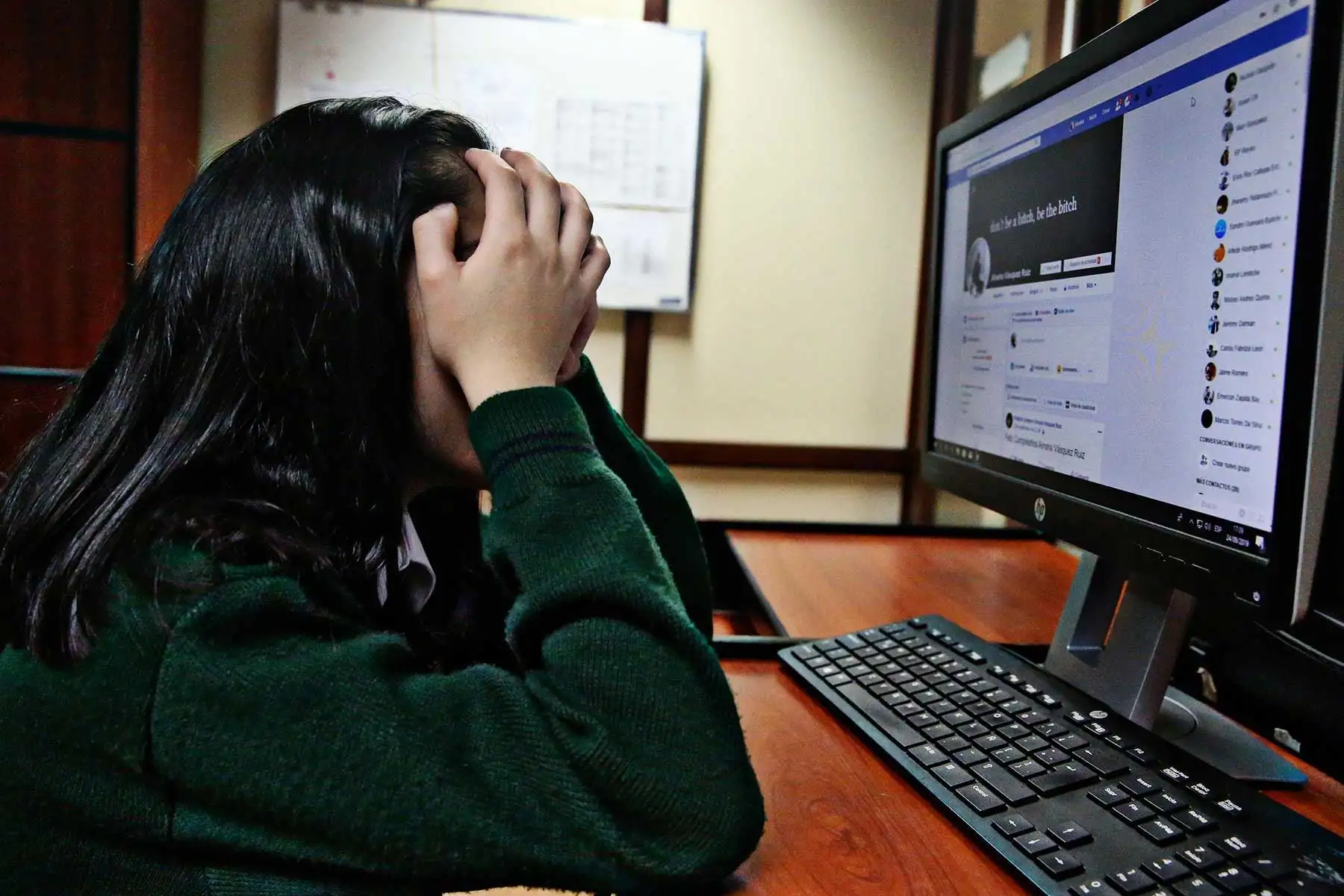 Trate de que la computadora de su hijo esté en un área común donde pueda controlar el contenido directa o indirectamente. Sin duda, una cultura de prevención será lo más efectivo para controlar este delito.