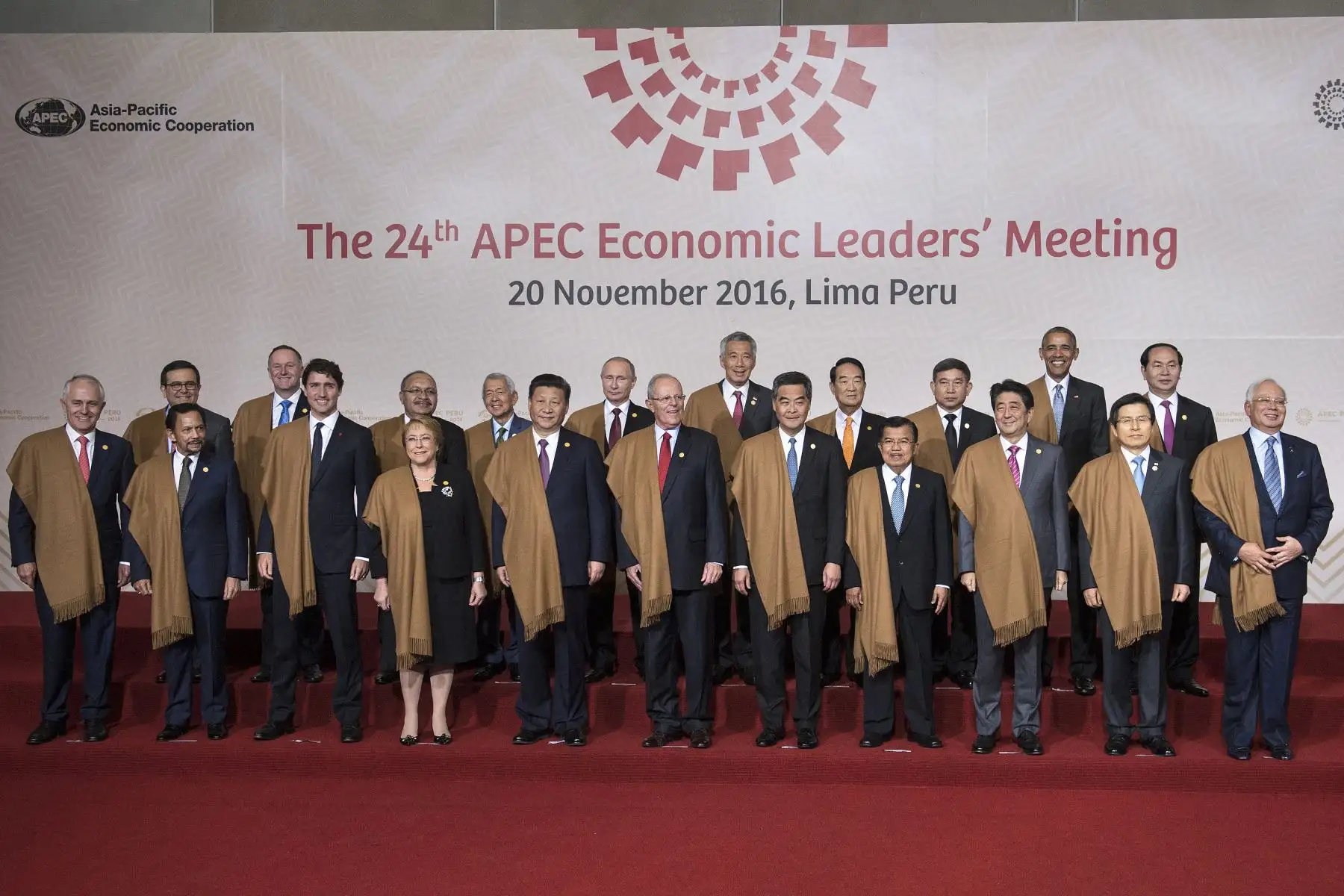 Líderes de Asia-Pacífico posan para la "foto de familia". " en el último día de la Cumbre de Cooperación Económica Asia-Pacífico (APEC) en el Lima Con Centro de Convención de Lima el 20 de noviembre de 2016.
Foto: AFP