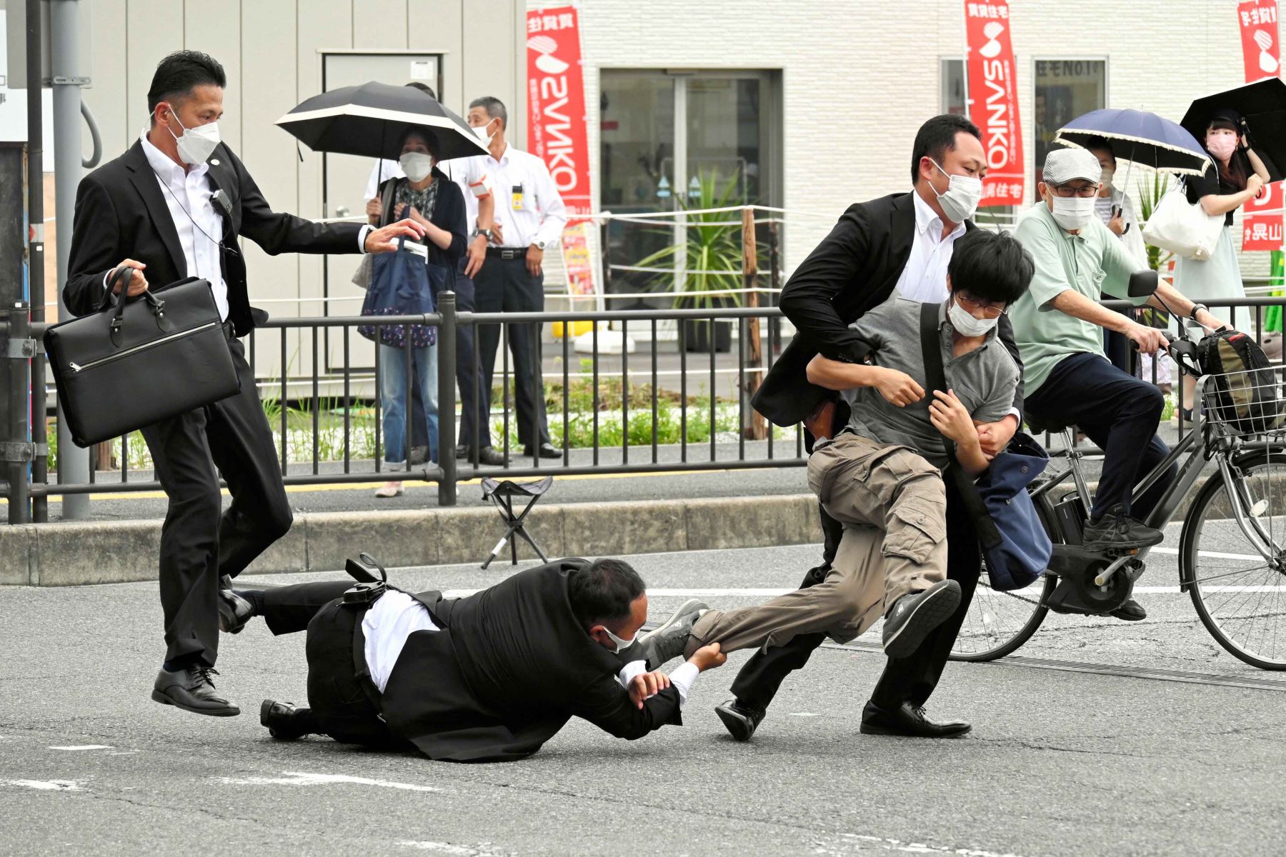 Policía de seguridad aborda a un sospechoso que se cree que disparó al ex primer ministro Shinzo Abe frente a la estación Yamato-Saidaiji en Nara, Japón, el 8 de julio de 2022. El sospechoso identificado como Tetsuya Yamagami fue arrestado y puesto bajo custodia. Foto: EFE