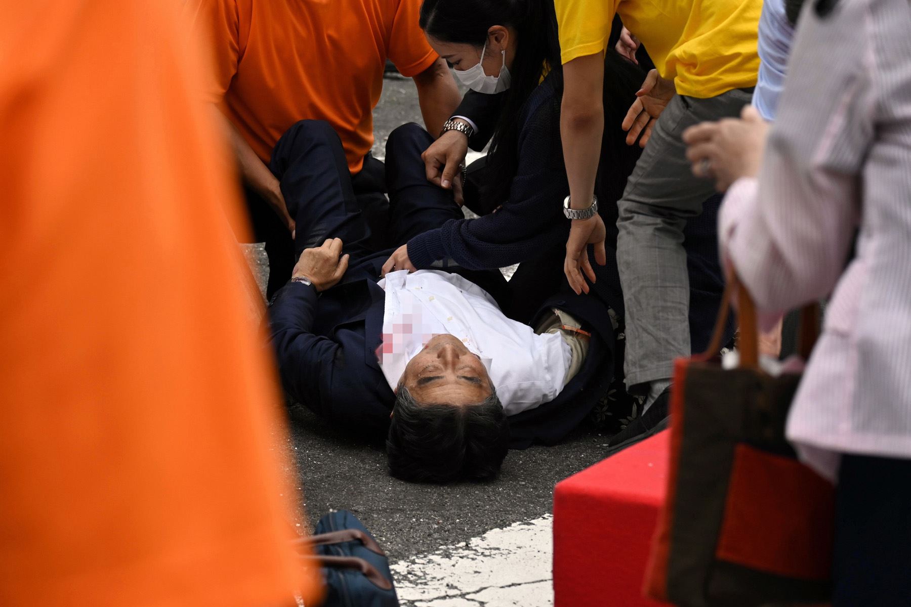 El ex primer ministro de apan, Shinzo Abe, yace en el suelo después de recibir un disparo fuera de la estación Yamato-Saidaiji en Nara, Japón. Shinzo Abe murió a causa de sus heridas. Foto: EFE
