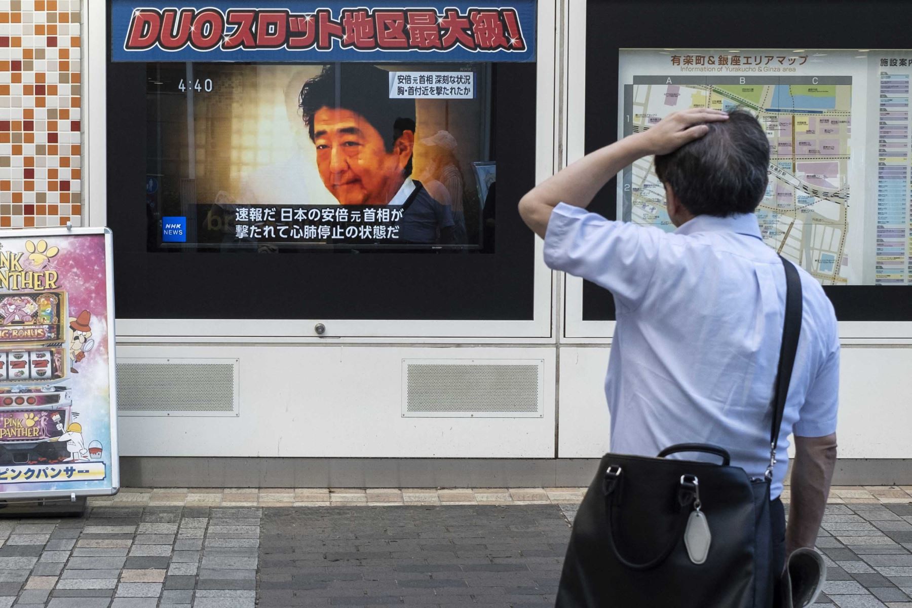 Un hombre mira una transmisión de televisión que muestra noticias sobre el ataque contra el ex primer ministro japonés Shinzo Abe en una calle de Tokio. Foto: AFP