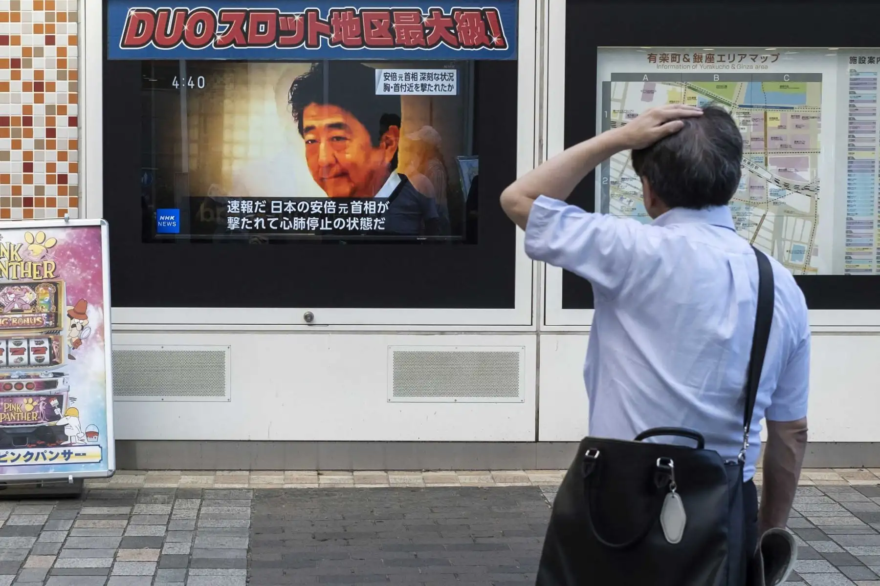 Un hombre mira una transmisión de televisión que muestra noticias sobre el ataque contra el ex primer ministro japonés Shinzo Abe en una calle de Tokio. Foto: AFP Un hombre mira una transmisión de televisión que muestra noticias sobre el ataque contra el ex primer ministro japonés Shinzo Abe en una calle de Tokio. Foto: AFP