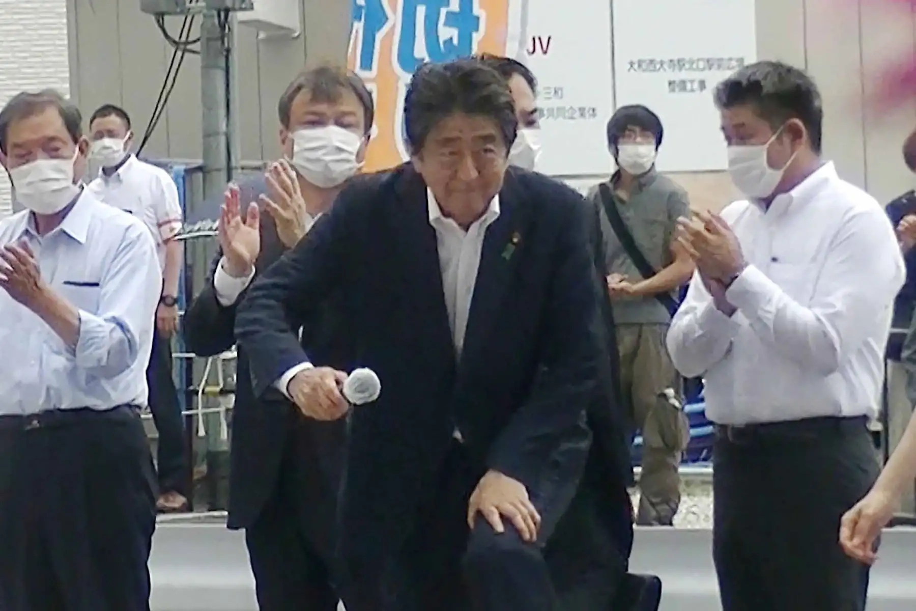 Esta imagen tomada de un video proporcionado por el testigo Toshiharu Otani y publicado a través de Jiji Press muestra al ex primer ministro japonés Shinzo Abe, asistiendo a una campaña electoral antes de dar un discurso en la plaza de la estación Kintetsu Yamato-Saidaiji en Nara, mientras un hombre sospechoso de dispararle a Abe poco después se encuentra en el fondo. Foto: AFP Esta imagen tomada de un video proporcionado por el testigo Toshiharu Otani y publicado a través de Jiji Press muestra al ex primer ministro japonés Shinzo Abe, asistiendo a una campaña electoral antes de dar un discurso en la plaza de la estación Kintetsu Yamato-Saidaiji en Nara, mientras un hombre sospechoso de dispararle a Abe poco después se encuentra en el fondo. Foto: AFP