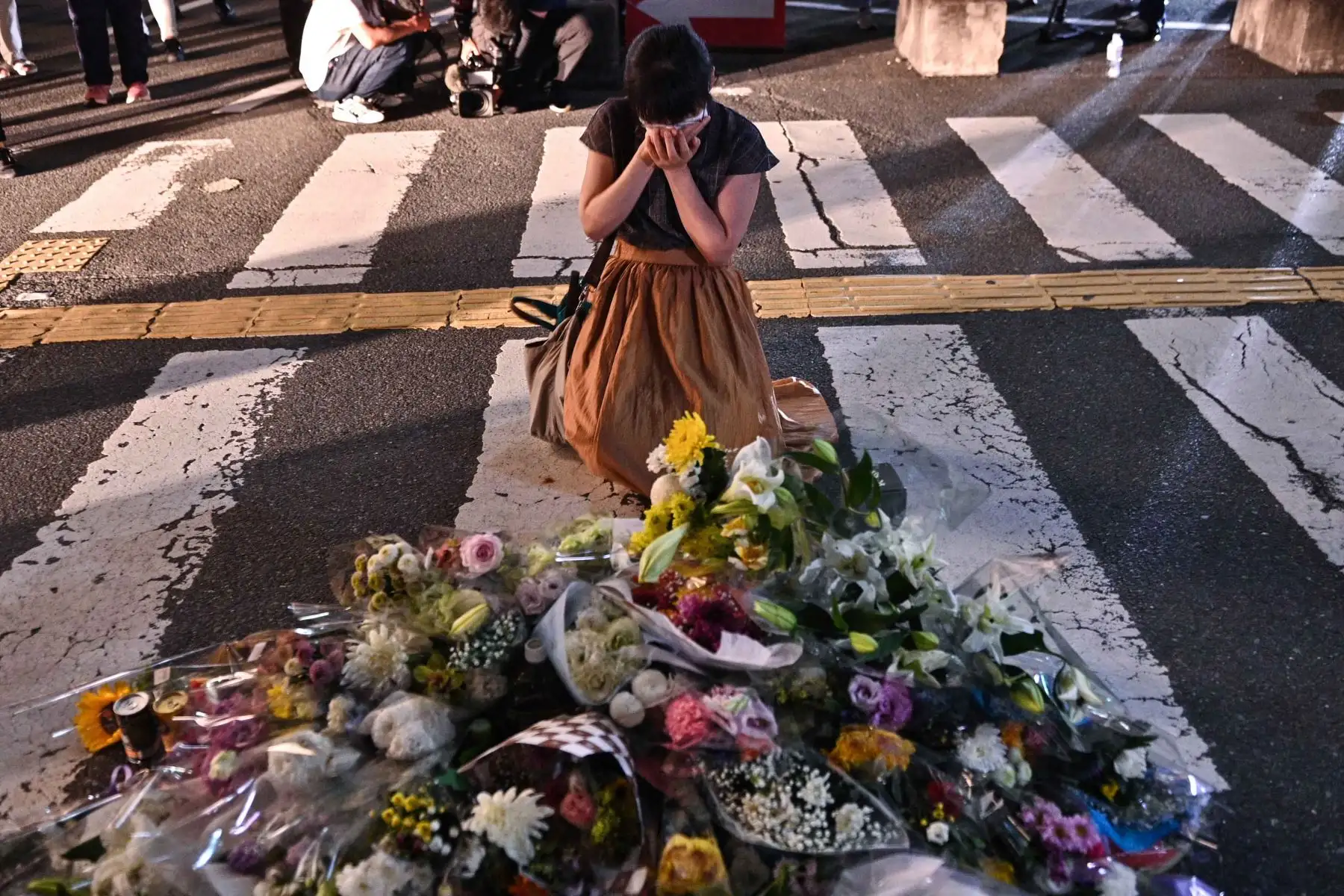 Una mujer coloca flores en la estación Yamato-Saidaiji en Nara, donde el ex primer ministro japonés Shinzo Abe, recibió un disparo. Abe fue declarado muerto el 8 de julio. Foto: AFP Una mujer coloca flores en la estación Yamato-Saidaiji en Nara, donde el ex primer ministro japonés Shinzo Abe, recibió un disparo. Abe fue declarado muerto el 8 de julio. Foto: AFP