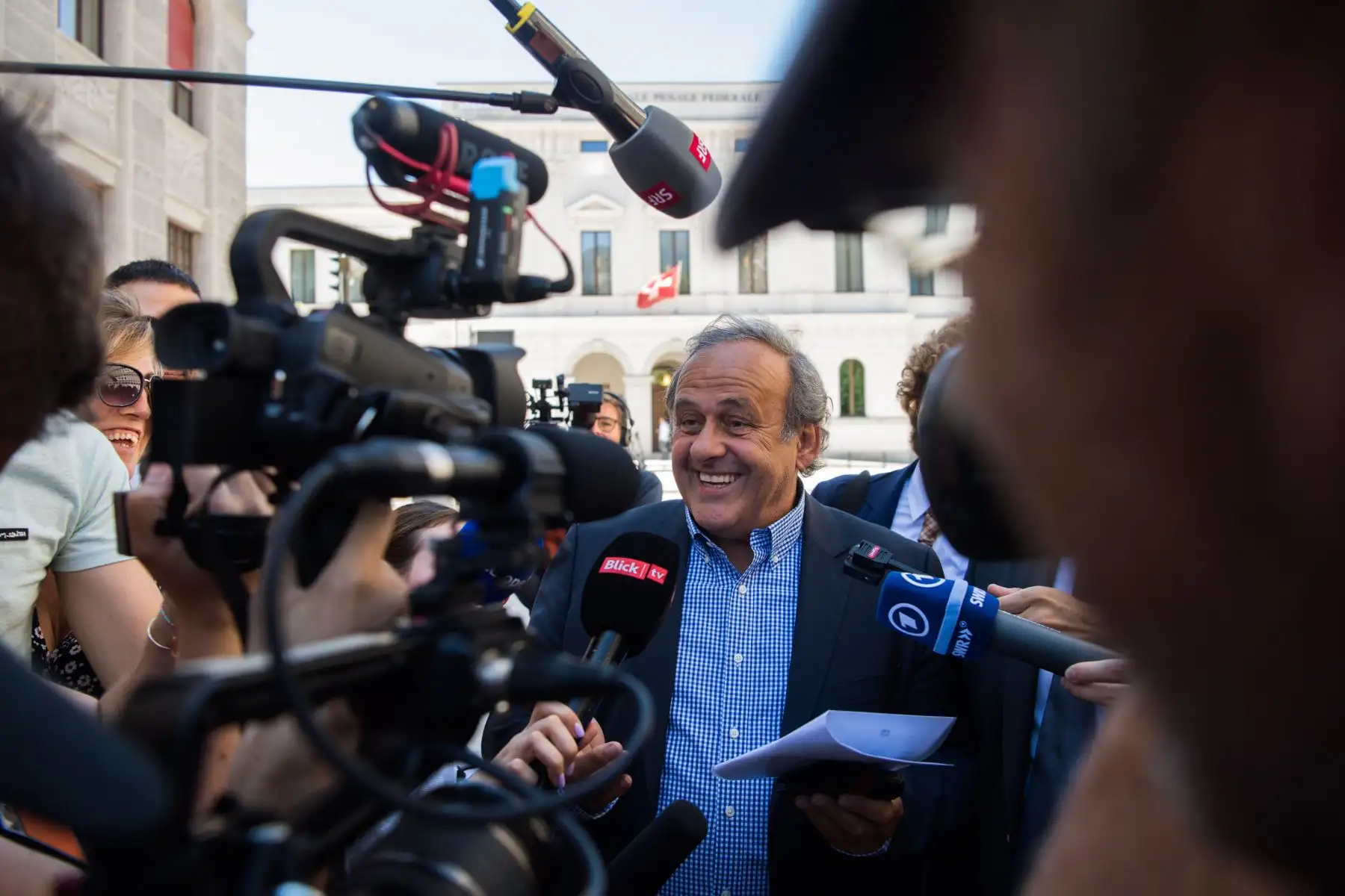 El ex presidente de la Asociación Europea de Fútbol UEFA Michel Platini, rodeado de representantes de los medios, habla con la prensa frente al Tribunal Penal Federal de Suiza después de que se anunció el veredicto, en Bellinzona, Suiza, el 08 de julio de 2022. 
Foto: EFE
