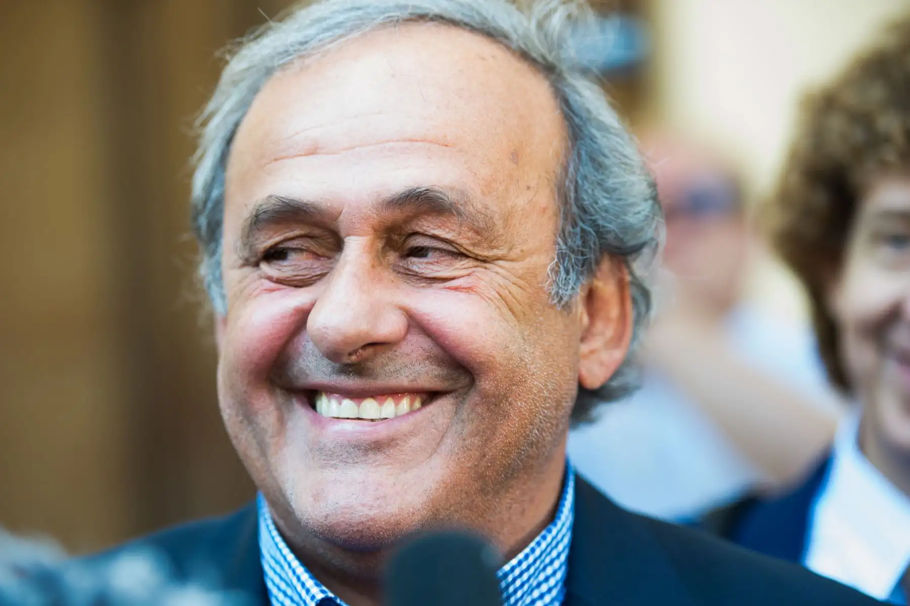 El ex presidente de la Asociación Europea de Fútbol UEFA Michel Platini sonríe frente al Tribunal Penal Federal de Suiza después de que se anunció el veredicto, en Bellinzona, Suiza, el 08 de julio de 2022. 
Foto: EFE
