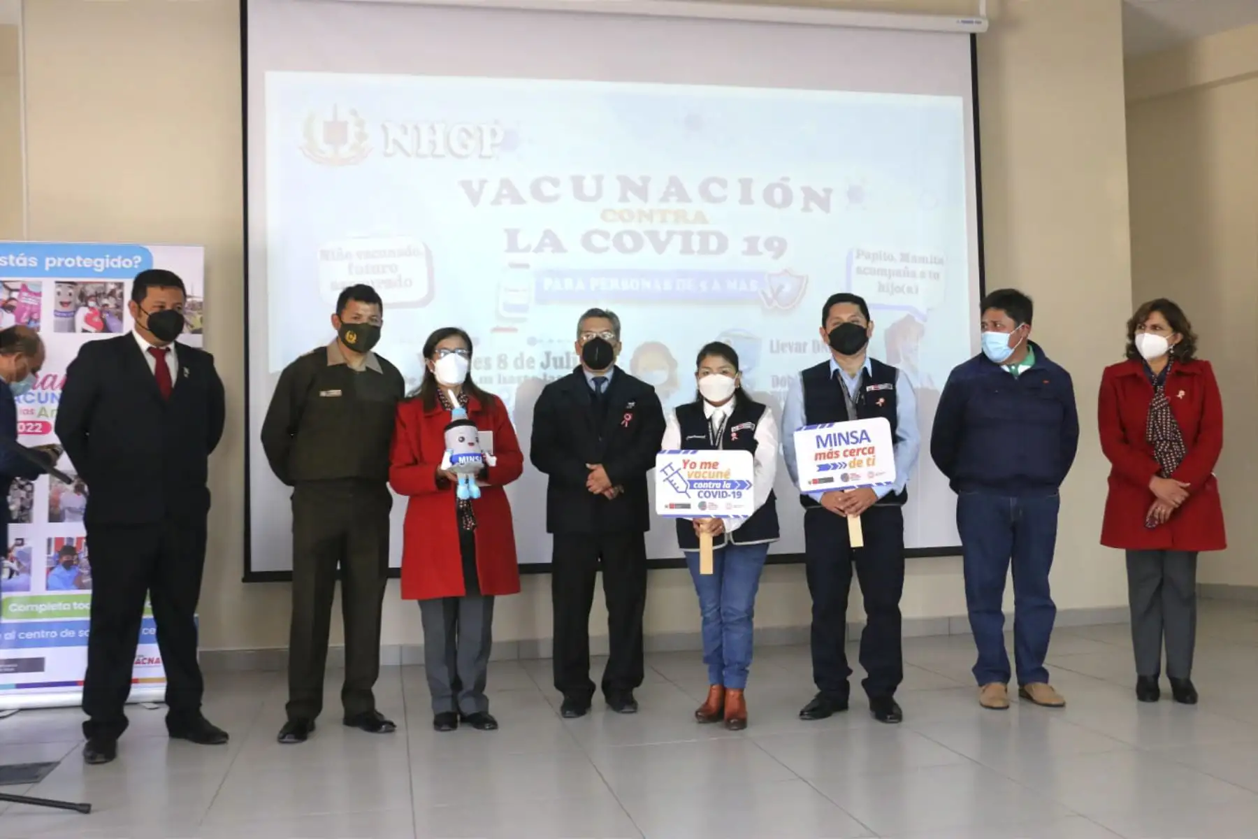 Las brigadas de vacunación llegaron hasta la I.E Santísima Niña María y la I.E Nuestros Héroes Guerra del Pacífico para vacunar a los estudiantes y profesores. Desde las instituciones educativas, la lic. María Elena Martínez, Directora de Inmunizaciones del #Minsa, supervisó el proceso de vacunación contra la #COVID19, #VPH e influenza en los menores de edad.
Foto: ANDINA/MINSA