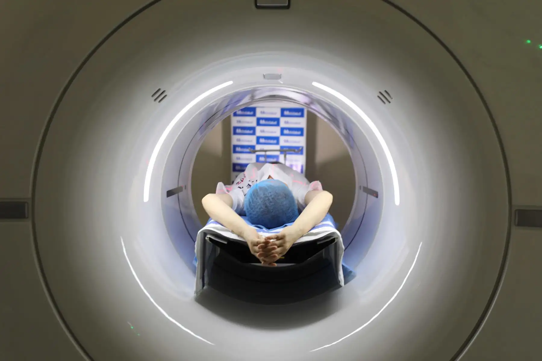 Entre los dispositivos figuran por ejemplo modernos tomógrafos y ecógrafos que se usan en la prevención, diagnóstico y tratamiento de cáncer y otras enfermedades, así como máquinas de hemodiálisis con sistema de bomba para brindar tratamiento terapéutico a los pacientes que padecen daño renal crónico. Foto: ANDINA/EsSalud