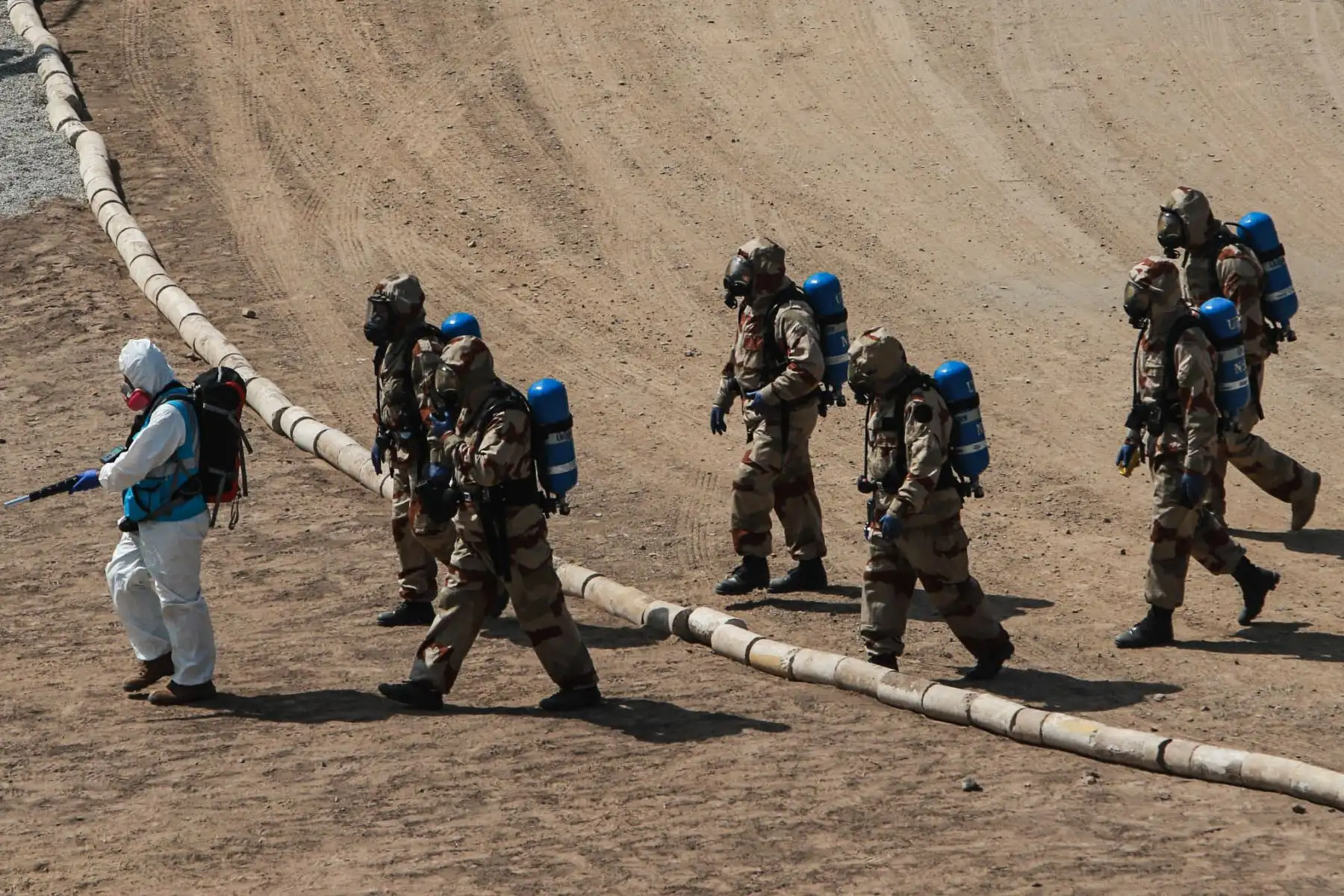 La Primera Brigada Multipropósito del Ejercito demuestra sus capacidades de respuesta ante materiales peligrosos y agentes NBQR ( nucleares, biológicos, químicos o radiológicos en un ejercicio multisectorial en coordinación con la Unidad de Desactivación de Explosivos de la Policía Nacional8 UDEX ), Cuerpo General de Bomberos y el Sistema de Atención Móvil de Urgencia del Ministerio de Salud ( SAMU ).
  Foto: ANDINA/Héctor Vinces