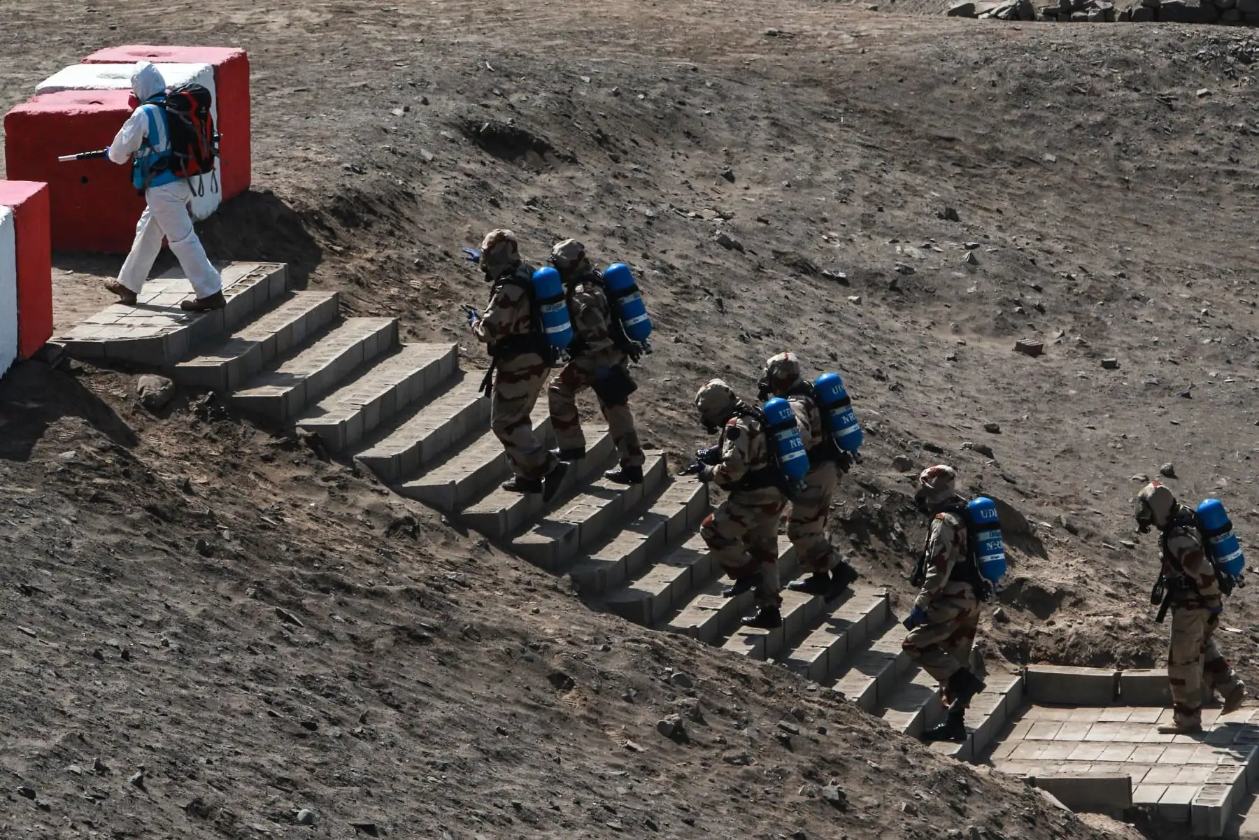 La Primera Brigada Multipropósito del Ejercito demuestra sus capacidades de respuesta ante materiales peligrosos y agentes NBQR ( nucleares, biológicos, químicos o radiológicos en un ejercicio multisectorial en coordinación con la Unidad de Desactivación de Explosivos de la Policía Nacional8 UDEX ), Cuerpo General de Bomberos y el Sistema de Atención Móvil de Urgencia del Ministerio de Salud ( SAMU ).
  Foto: ANDINA/Héctor Vinces