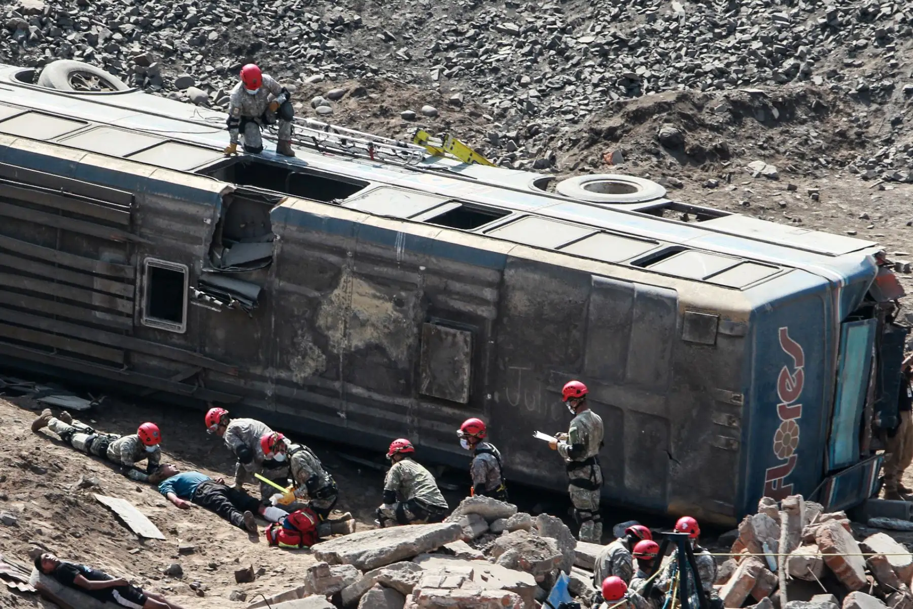 La Primera Brigada Multipropósito del Ejercito demuestra sus capacidades de respuesta ante materiales peligrosos y agentes NBQR ( nucleares, biológicos, químicos o radiológicos en un ejercicio multisectorial en coordinación con la Unidad de Desactivación de Explosivos de la Policía Nacional8 UDEX ), Cuerpo General de Bomberos y el Sistema de Atención Móvil de Urgencia del Ministerio de Salud ( SAMU ).
  Foto: ANDINA/Héctor Vinces