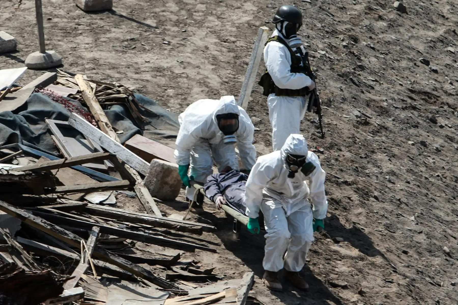 La Primera Brigada Multipropósito del Ejercito demuestra sus capacidades de respuesta ante materiales peligrosos y agentes NBQR ( nucleares, biológicos, químicos o radiológicos en un ejercicio multisectorial en coordinación con la Unidad de Desactivación de Explosivos de la Policía Nacional8 UDEX ), Cuerpo General de Bomberos y el Sistema de Atención Móvil de Urgencia del Ministerio de Salud ( SAMU ).
  Foto: ANDINA/Héctor Vinces