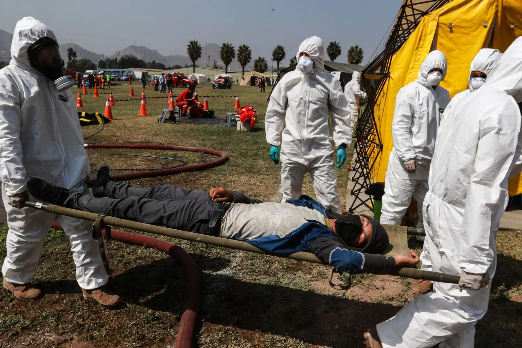 La Primera Brigada Multipropósito del Ejercito demuestra sus capacidades de respuesta ante materiales peligrosos y agentes NBQR ( nucleares, biológicos, químicos o radiológicos en un ejercicio multisectorial en coordinación con la Unidad de Desactivación de Explosivos de la Policía Nacional8 UDEX ), Cuerpo General de Bomberos y el Sistema de Atención Móvil de Urgencia del Ministerio de Salud ( SAMU ).
  Foto: ANDINA/Héctor Vinces