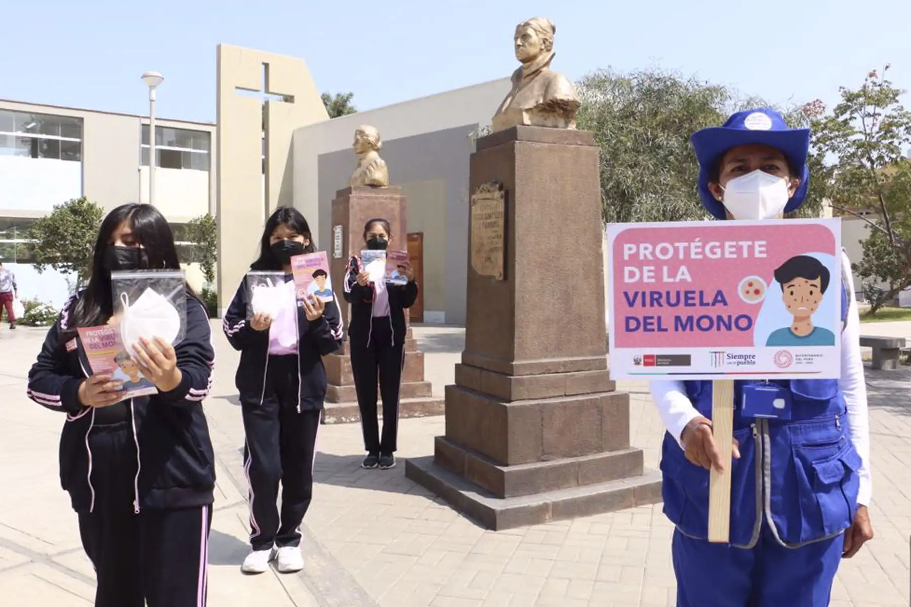 Ministerio de Salud promueve campaña informativa con el objetivo de sensibilizar a los estudiantes sobre las medidas de prevención frente a la Viruela del Mono. La actividad se realizó  en la I.E. Teresa Gonzales de Fanning, en Jesús María.
Foto: Minsa