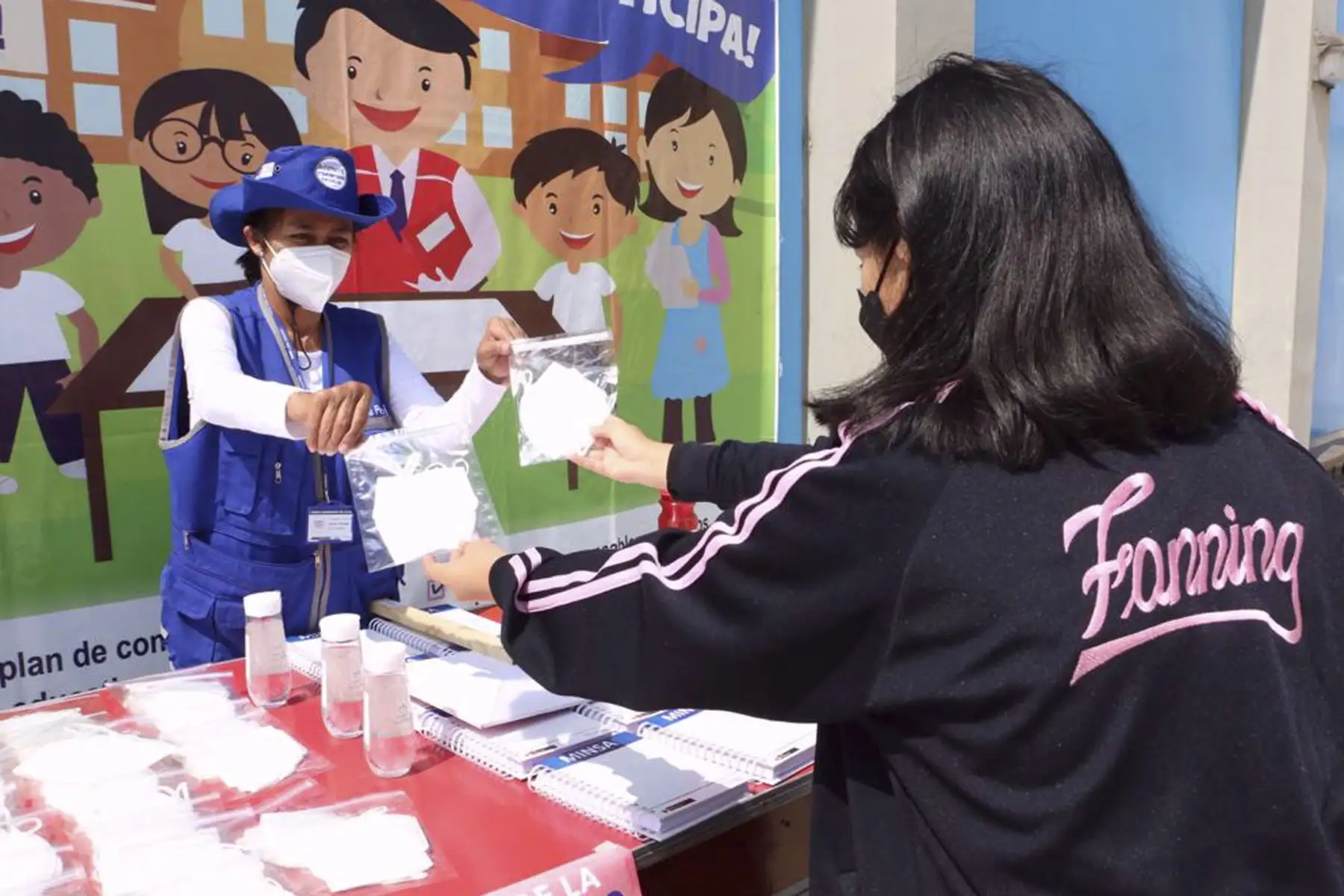 Ministerio de Salud promueve campaña informativa con el objetivo de sensibilizar a los estudiantes sobre las medidas de prevención frente a la Viruela del Mono. La actividad se realizó  en la I.E. Teresa Gonzales de Fanning, en Jesús María.
Foto: Minsa