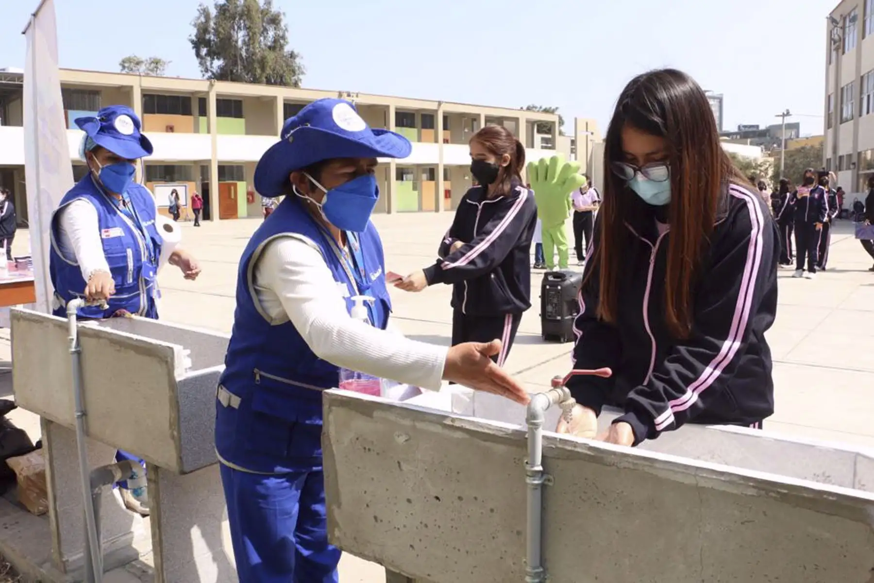 Ministerio de Salud promueve campaña informativa con el objetivo de sensibilizar a los estudiantes sobre las medidas de prevención frente a la Viruela del Mono. La actividad se realizó  en la I.E. Teresa Gonzales de Fanning, en Jesús María.
Foto: Minsa
