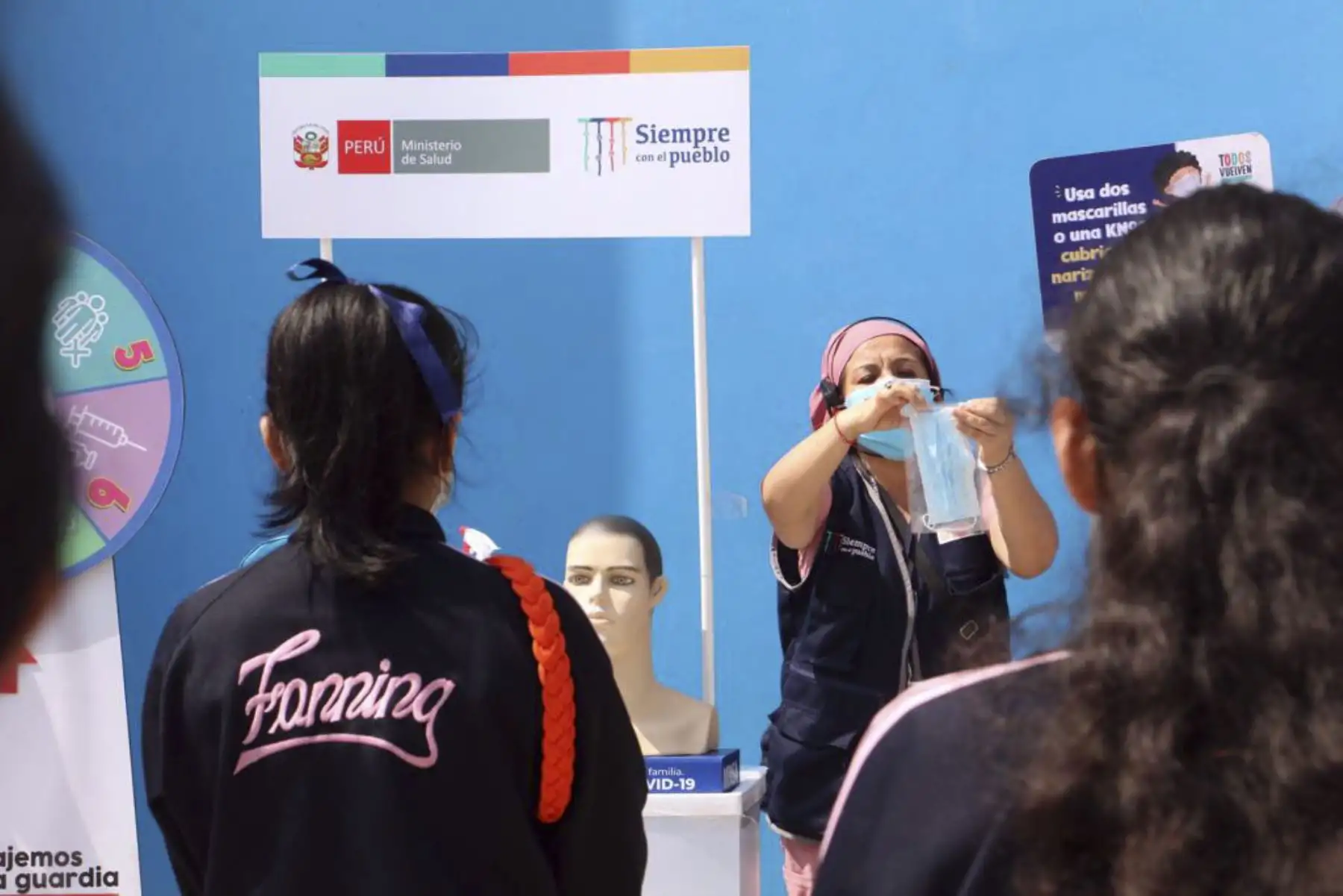 Ministerio de Salud promueve campaña informativa con el objetivo de sensibilizar a los estudiantes sobre las medidas de prevención frente a la Viruela del Mono. La actividad se realizó  en la I.E. Teresa Gonzales de Fanning, en Jesús María.
Foto: Minsa