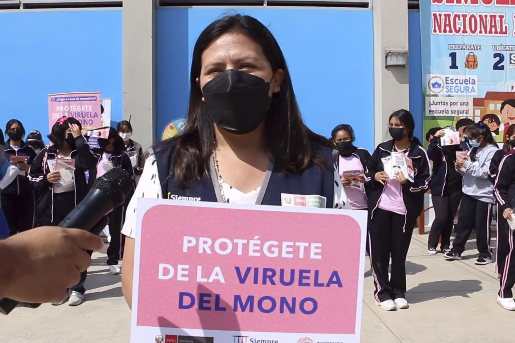 Ministerio de Salud promueve campaña informativa con el objetivo de sensibilizar a los estudiantes sobre las medidas de prevención frente a la Viruela del Mono. La actividad se realizó  en la I.E. Teresa Gonzales de Fanning, en Jesús María.
Foto: Minsa