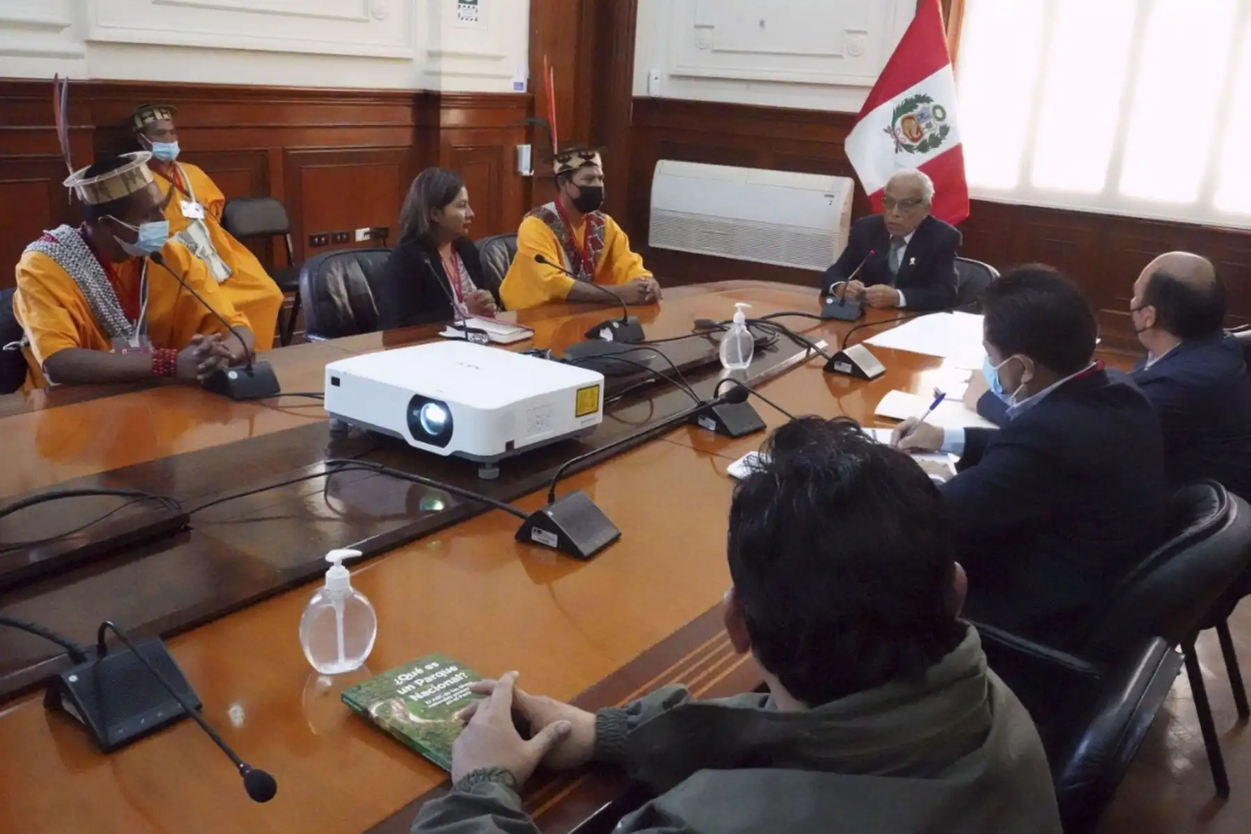 Presidente del Consejo de Ministros, Aníbal Torres, dio la bienvenida a los representantes de la Asociación Unión Asháninka y Nomatsiguenga del Valle de Pangoa (Kanuja), quienes dialogaron con representantes de la entidad para impulsar proyectos de inversión para beneficio de la localidad.
Foto: PCM