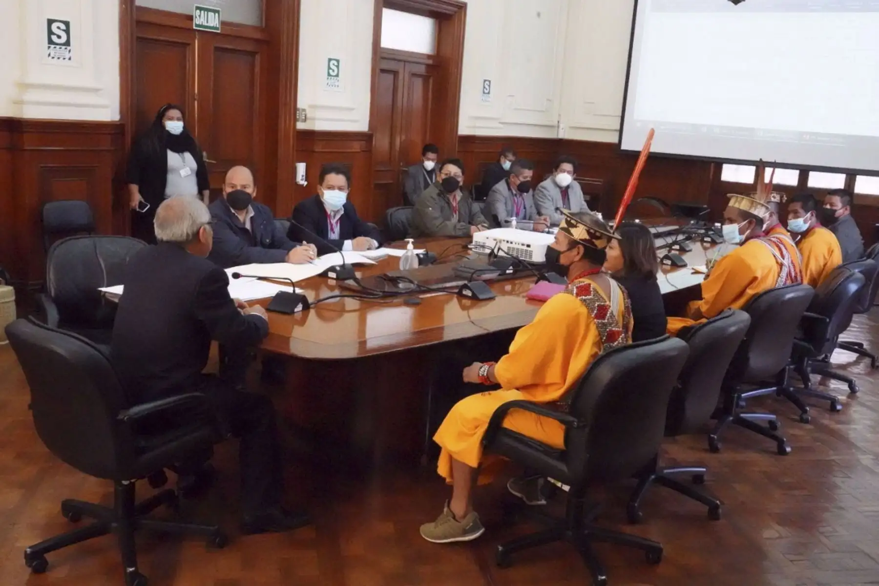 Presidente del Consejo de Ministros, Aníbal Torres, dio la bienvenida a los representantes de la Asociación Unión Asháninka y Nomatsiguenga del Valle de Pangoa (Kanuja), quienes dialogaron con representantes de la entidad para impulsar proyectos de inversión para beneficio de la localidad.
Foto: PCM