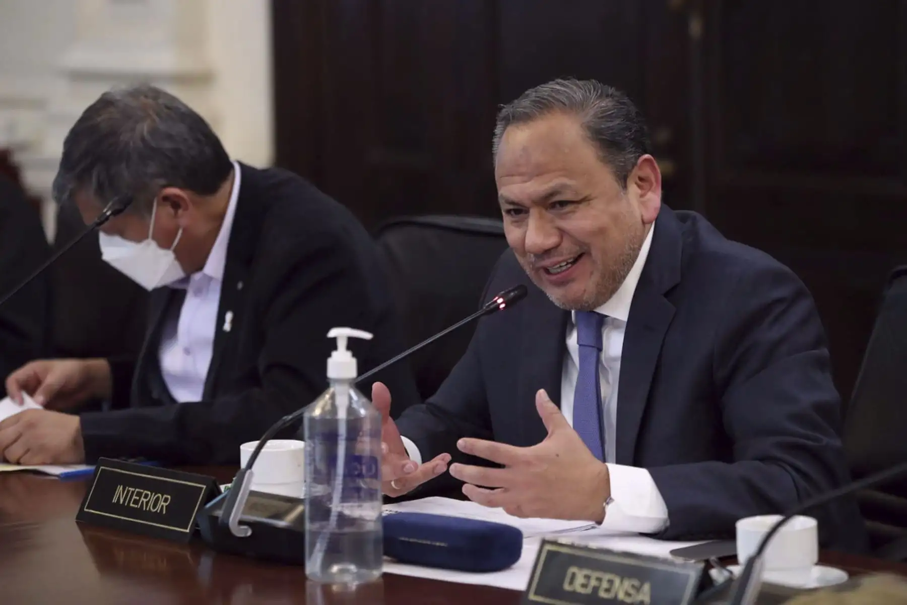 El presidente del Consejo de Ministros, Aníbal Torres lidera sesión extraordinaria del Consejo de Ministros en Palacio de Gobierno para abordar exclusivamente temas en materia de seguridad ciudadana. En la imagen, el ministro del Interior, Mariano Gonzales.
Foto: PCM