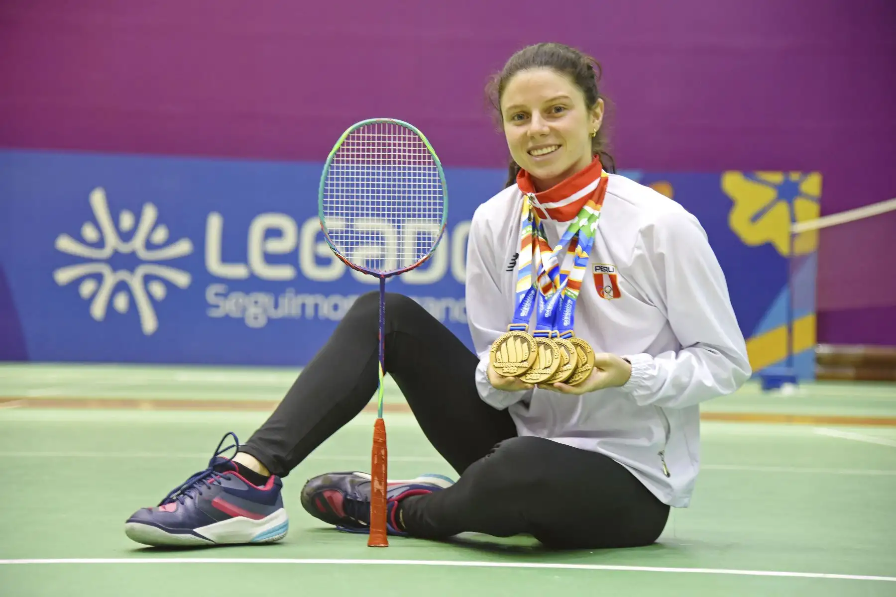 A sus 22 años, Inés Castillo ha marcado un hito importante en la historia del bádminton peruano, al consagrarse como la mejor en los Juegos Bolivarianos Valledupar 2022, ganando cuatro preseas de oro en las modalidades individual, dobles, equipos y dobles mixto.
Foto: Legado