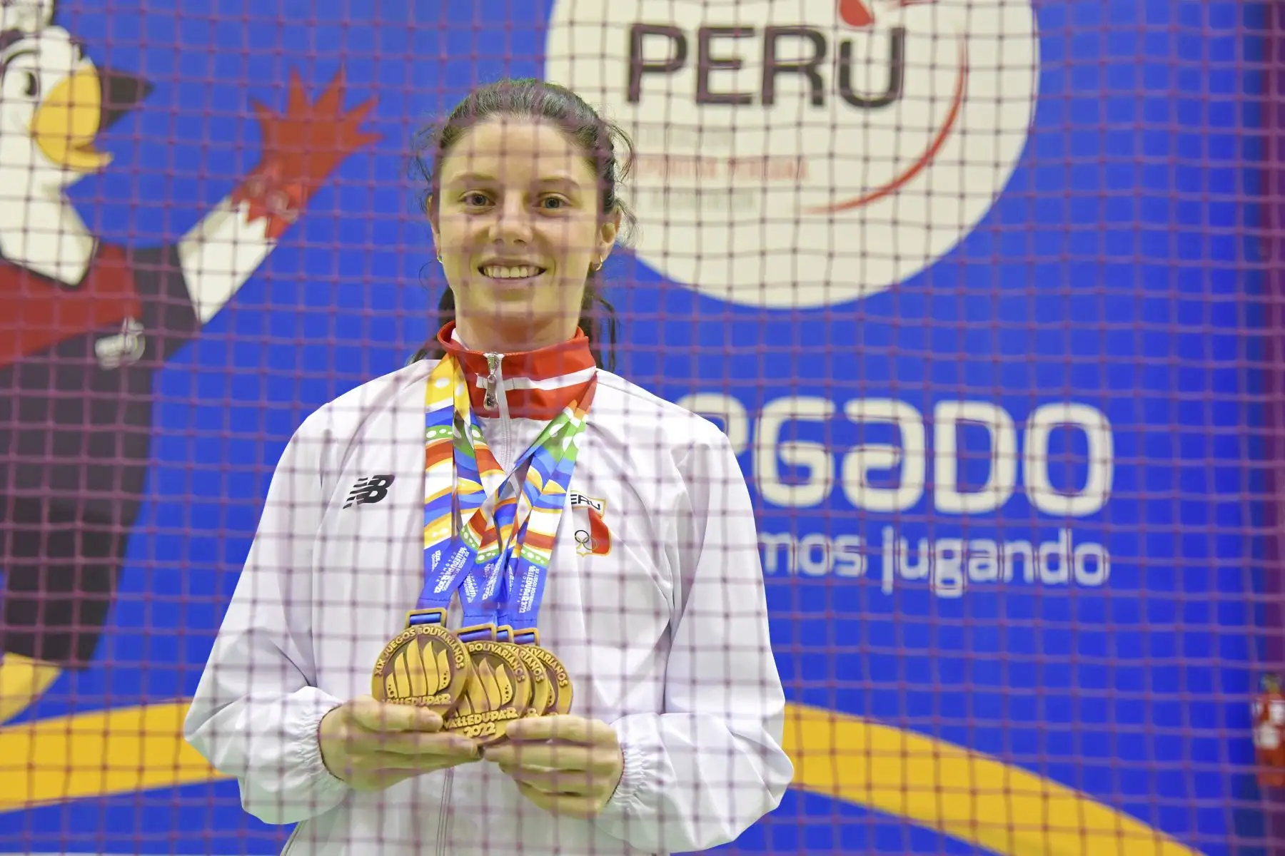 A sus 22 años, Inés Castillo ha marcado un hito importante en la historia del bádminton peruano, al consagrarse como la mejor en los Juegos Bolivarianos Valledupar 2022, ganando cuatro preseas de oro en las modalidades individual, dobles, equipos y dobles mixto.
Foto: Legado