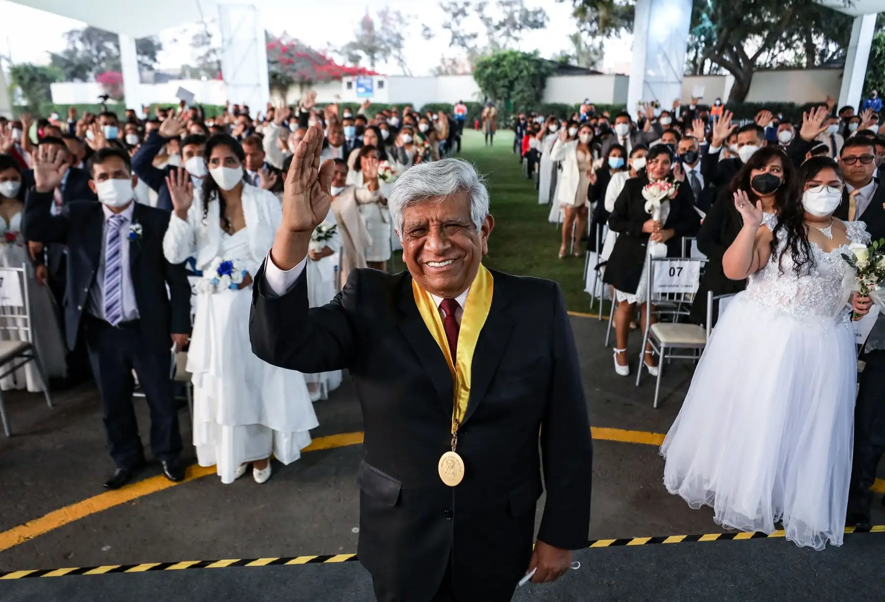 En una emotiva ceremonia, el alcalde de Lima, Arq. Miguel Romero Sotelo, unió a 83 parejas del Cercado, en el primer matrimonio civil comunitario de este año.
Foto: Municipalidad de Lima