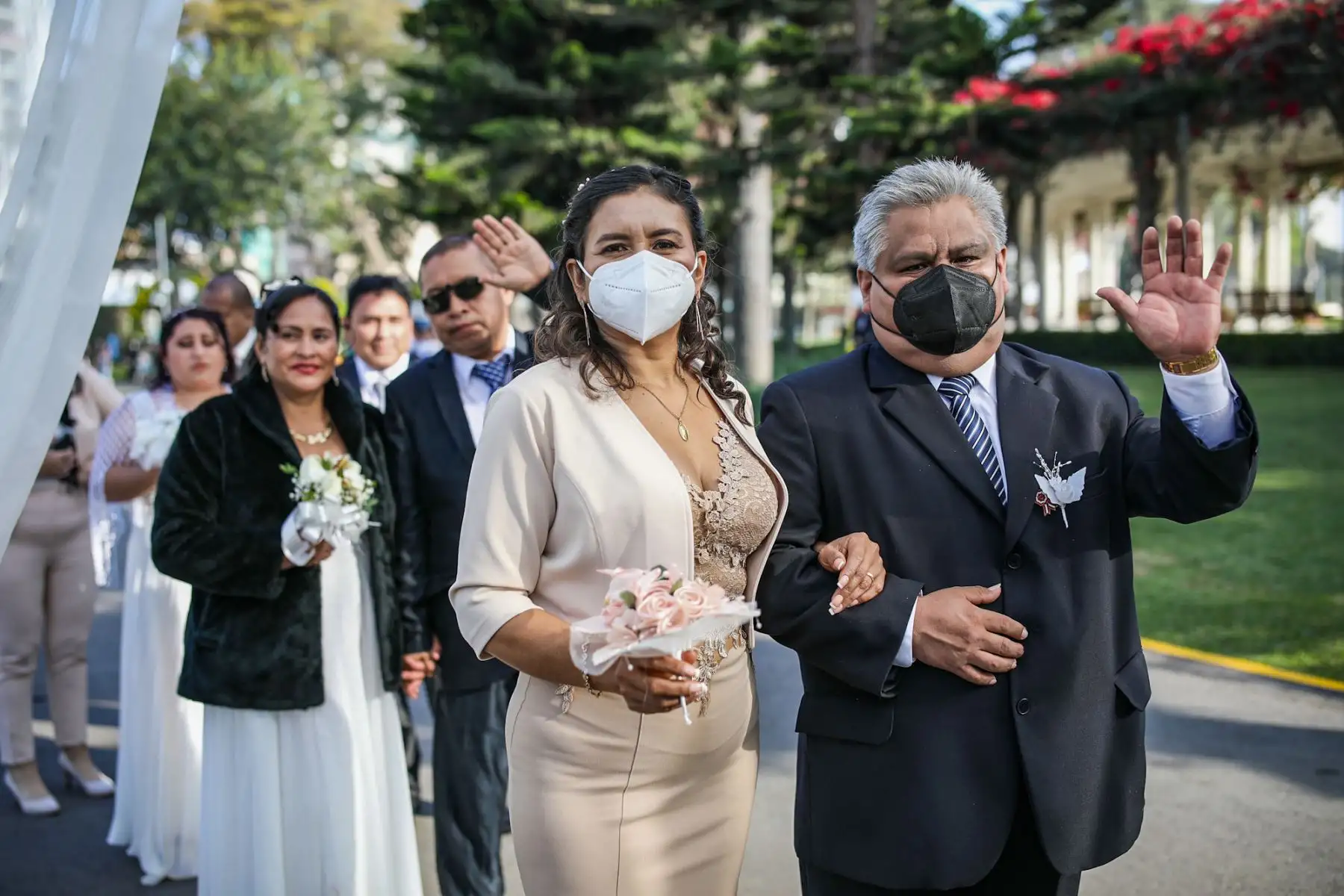 Desde las 2 p.m. los contrayentes y sus testigos ingresaron a las instalaciones del Circuito Mágico del Agua del Parque de la Reserva para tomar sus ubicaciones, respetando la distancia social y las medidas de bioseguridad.
Foto: Municipalidad de Lima