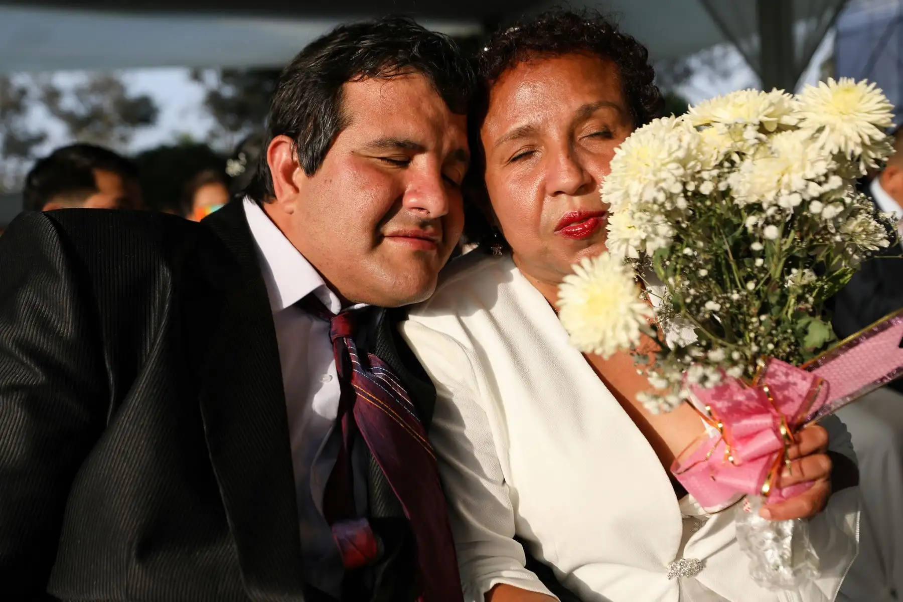 La ceremonia, encabezada por el burgomaestre, quien luego de las palabras de bienvenida hizo la pregunta de rigor a todos los contrayentes. Tras escuchar el “Sí, acepto”, al unísono, los declaró legalmente casados. 
Foto: Municipalidad de Lima
