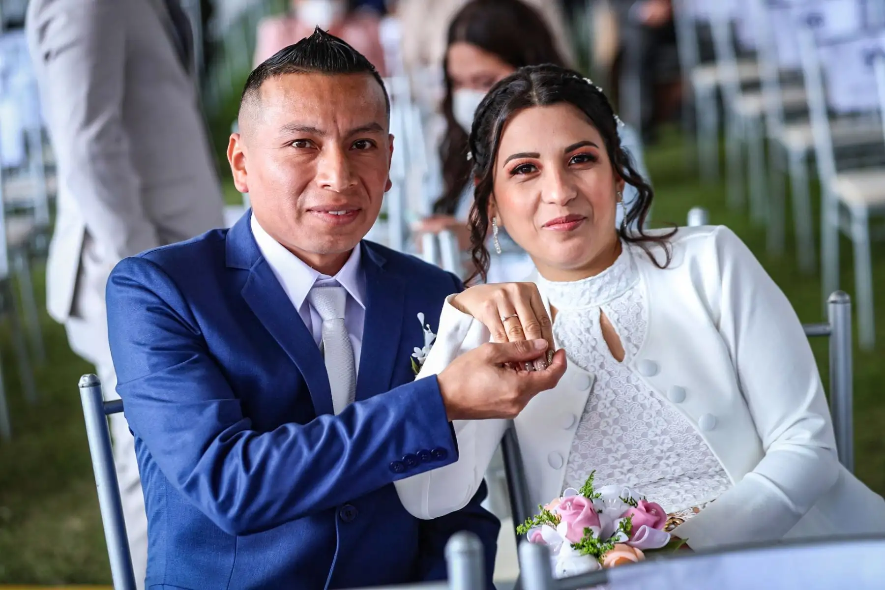La ceremonia, encabezada por el burgomaestre, quien luego de las palabras de bienvenida hizo la pregunta de rigor a todos los contrayentes. Tras escuchar el “Sí, acepto”, al unísono, los declaró legalmente casados. 
Foto: Municipalidad de Lima