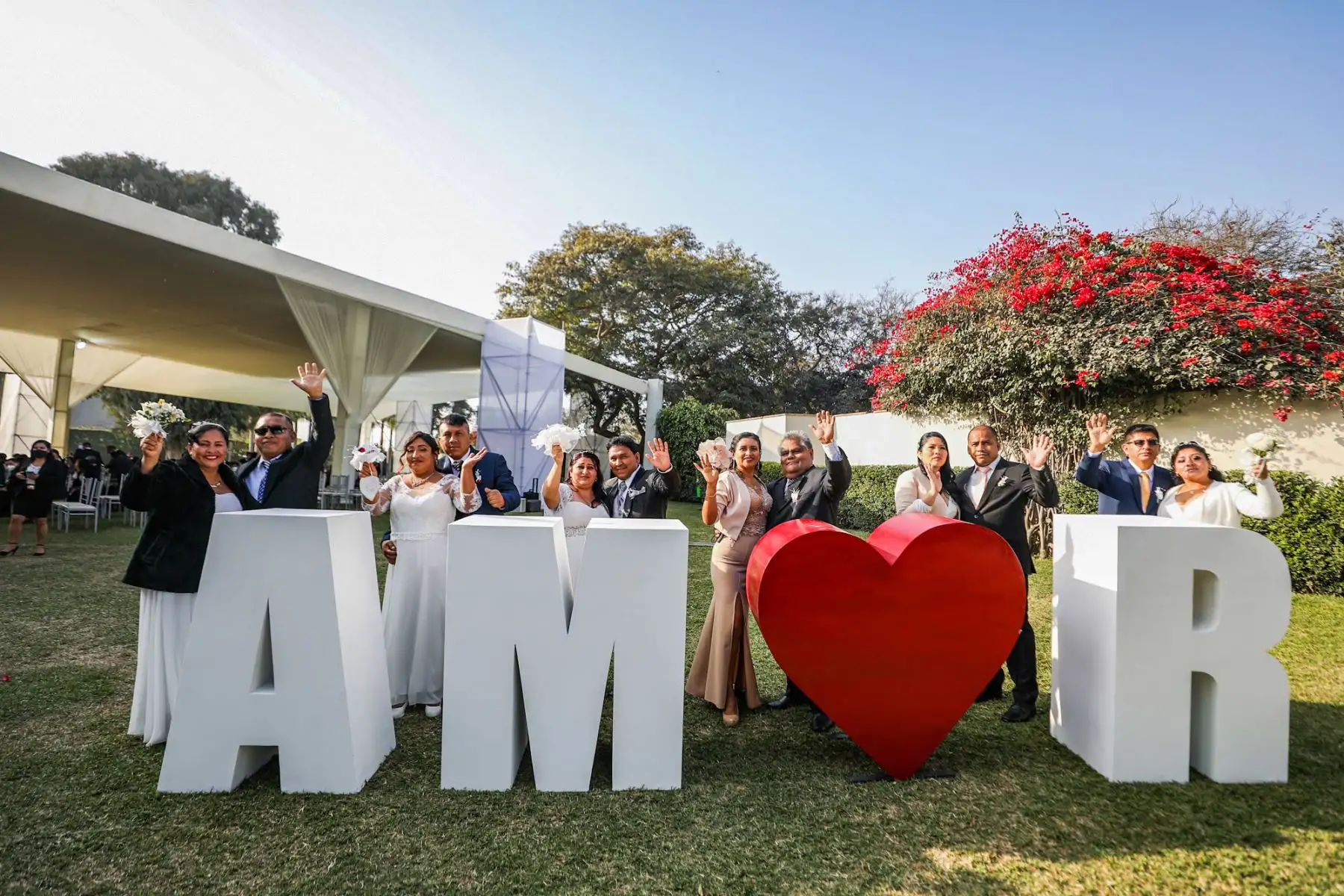 Cada una de las parejas recibió una constancia de matrimonio, un refrigerio y una porción de torta. Los recién casados bailaron su primera canción juntos y se tomaron fotos para el recuerdo.
Foto: Municipalidad de Lima