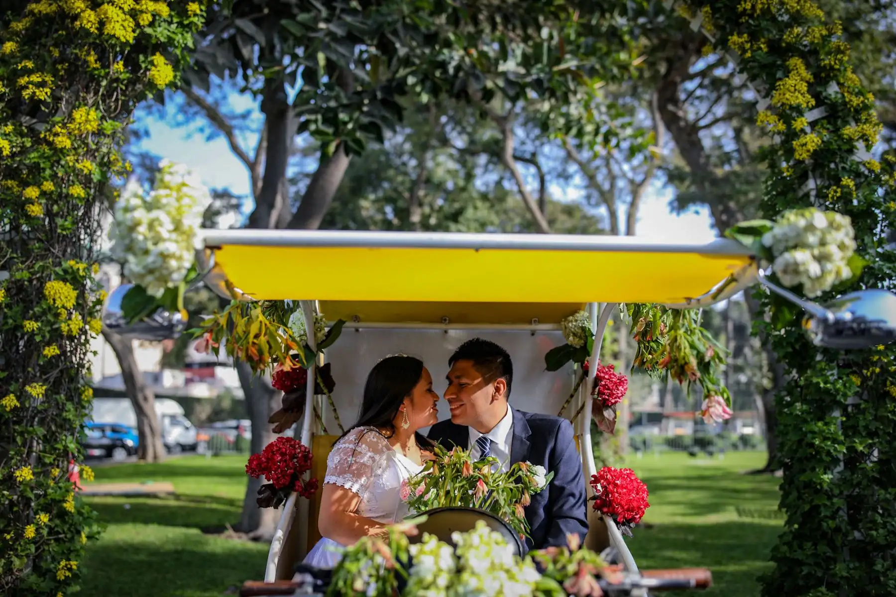 Cada una de las parejas recibió una constancia de matrimonio, un refrigerio y una porción de torta. Los recién casados bailaron su primera canción juntos y se tomaron fotos para el recuerdo.
Foto: Municipalidad de Lima