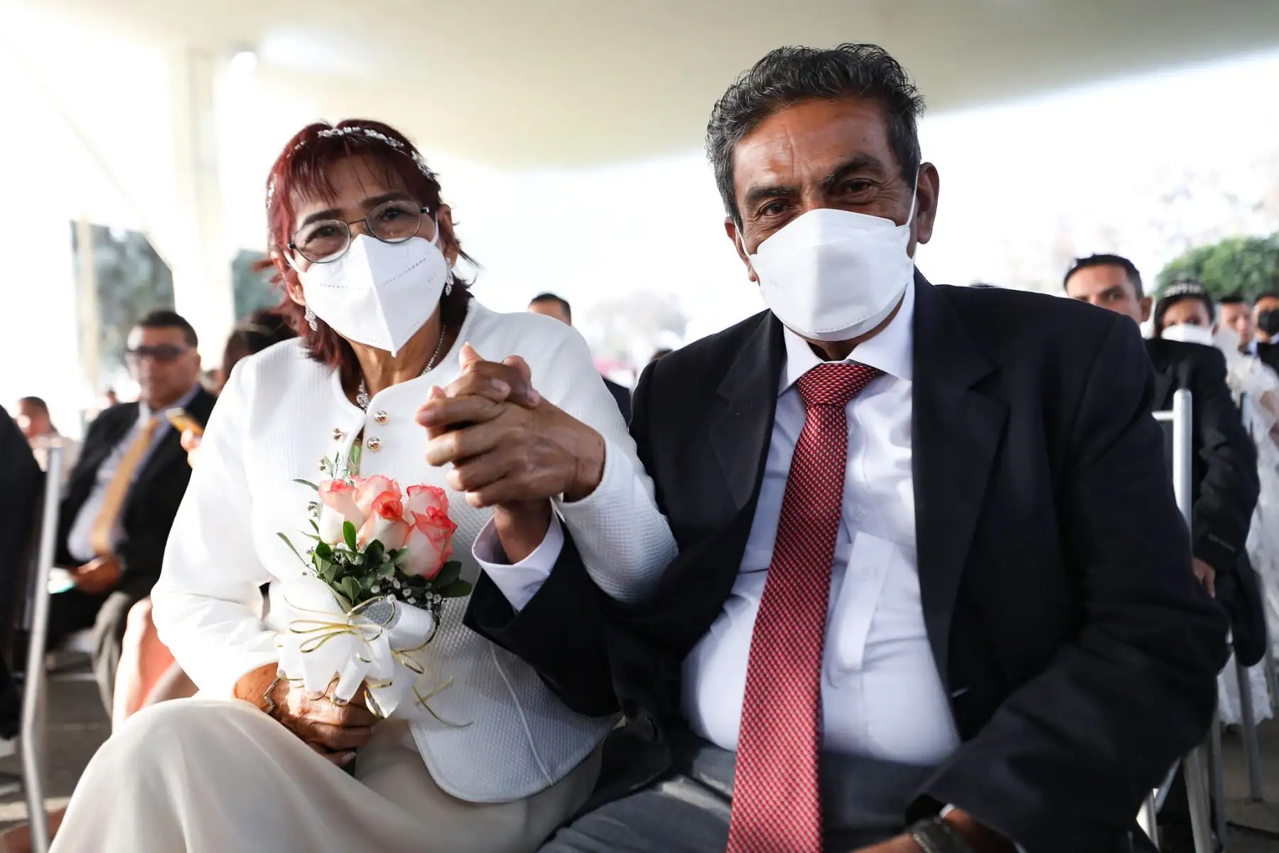Cada una de las parejas recibió una constancia de matrimonio, un refrigerio y una porción de torta. Los recién casados bailaron su primera canción juntos y se tomaron fotos para el recuerdo.
Foto: Municipalidad de Lima